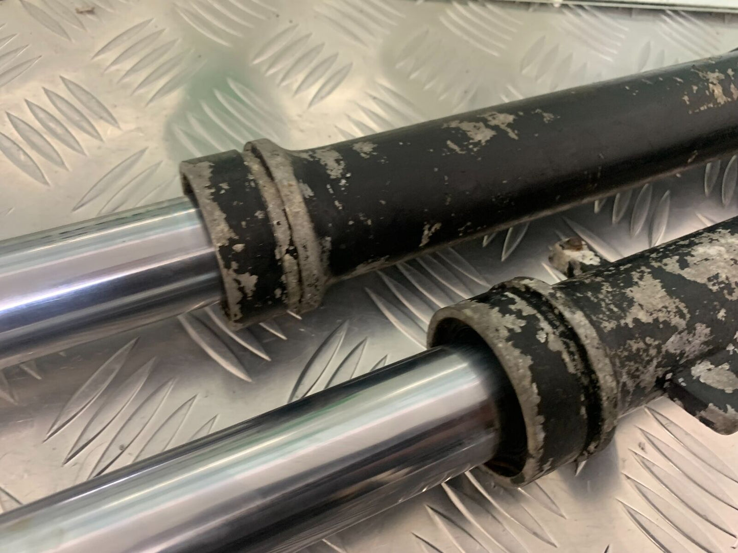 YAMAHA XT250 XT 250 FORKS   YEAR 1980-1982  (STOCK 944)