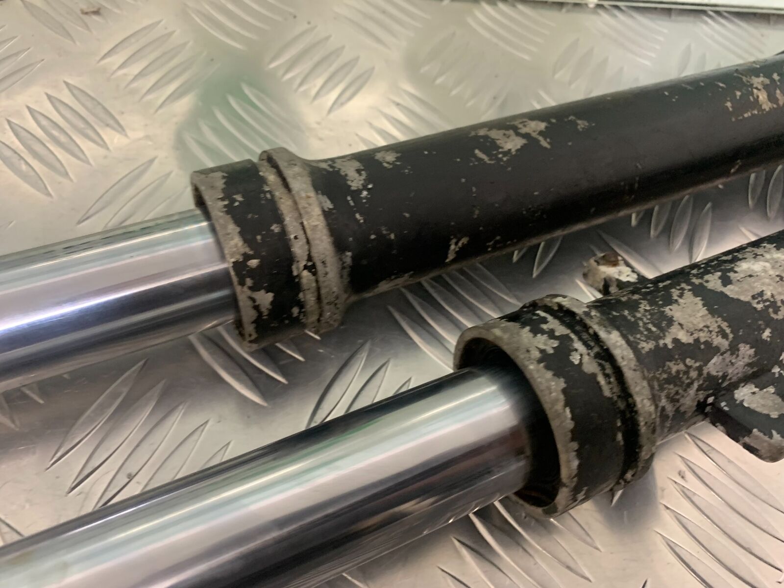 YAMAHA XT250 XT 250 FORKS   YEAR 1980-1982  (STOCK 944)