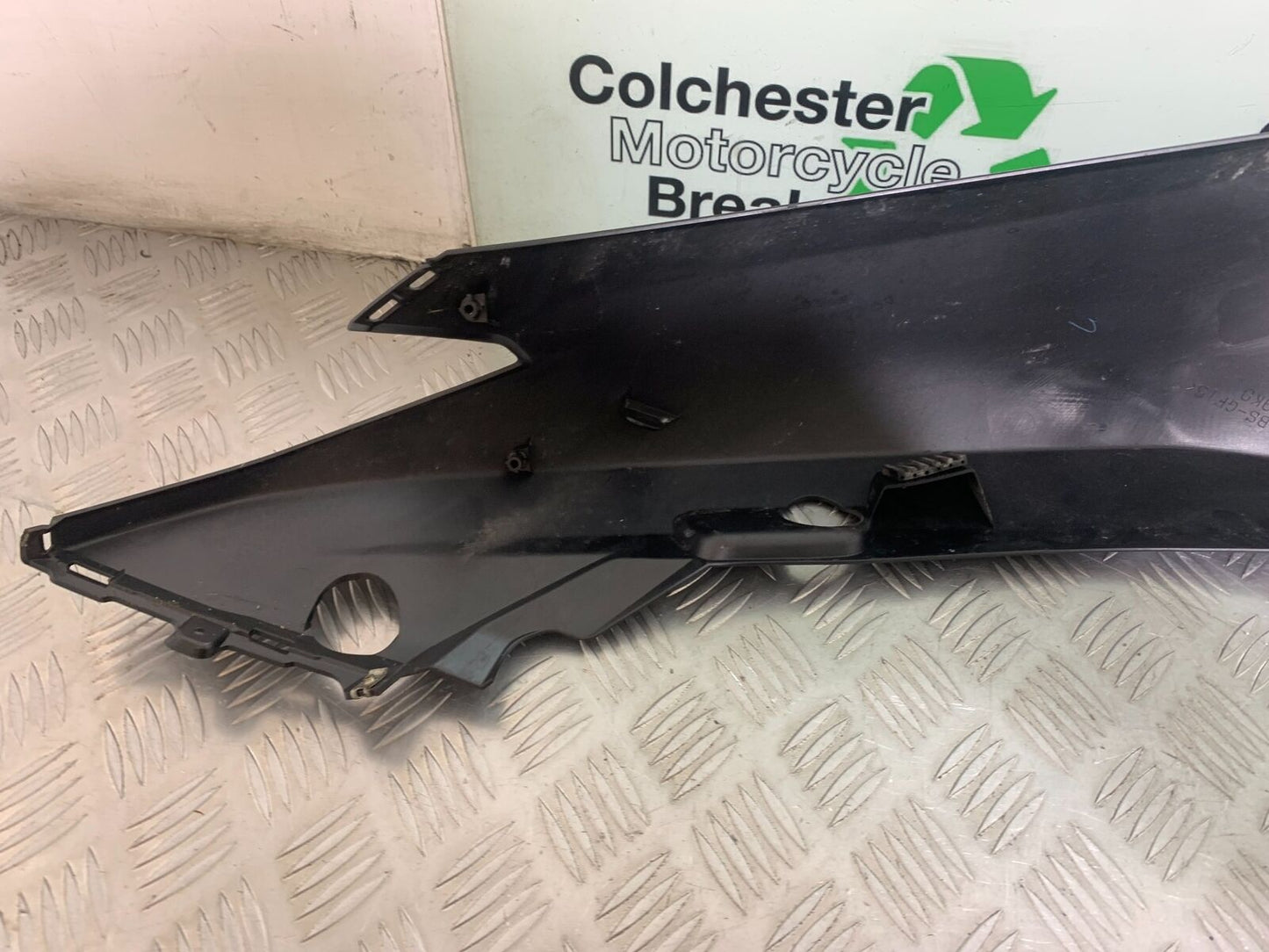 SUZUKI AN400 AN 400 BURGMAN RIGHT SEAT PANEL YEAR 2017-2024 (CMB1118)