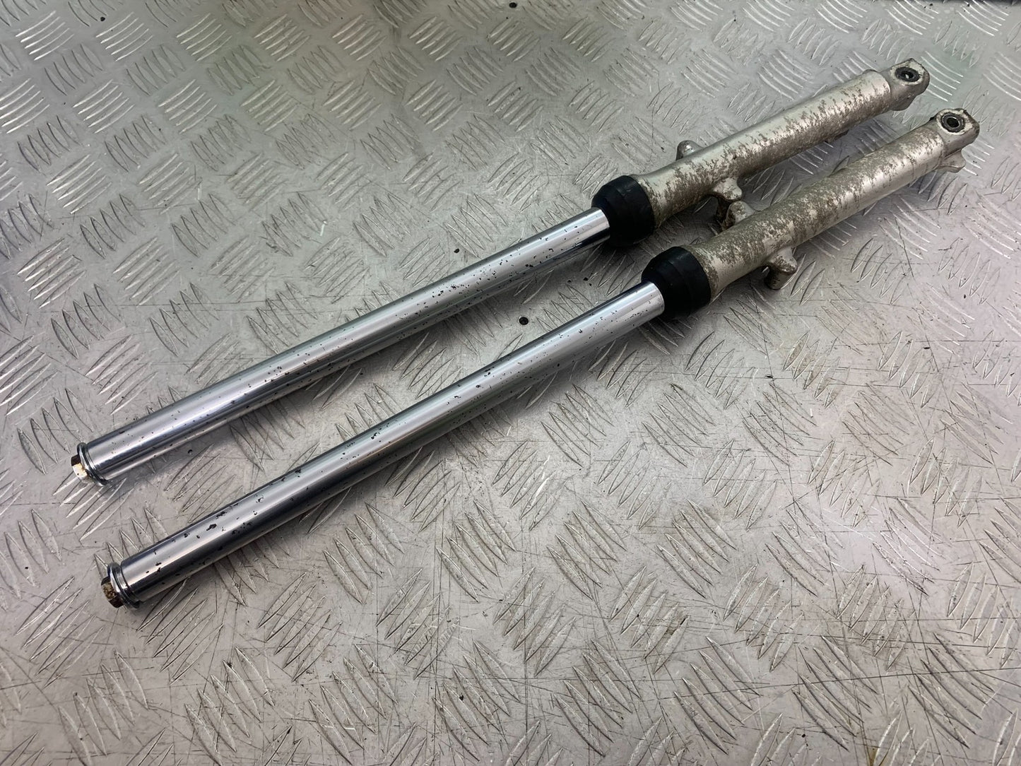 SUZUKI GP100 GP 100 FORKS  YEAR 1978-1988 (CMB1259)