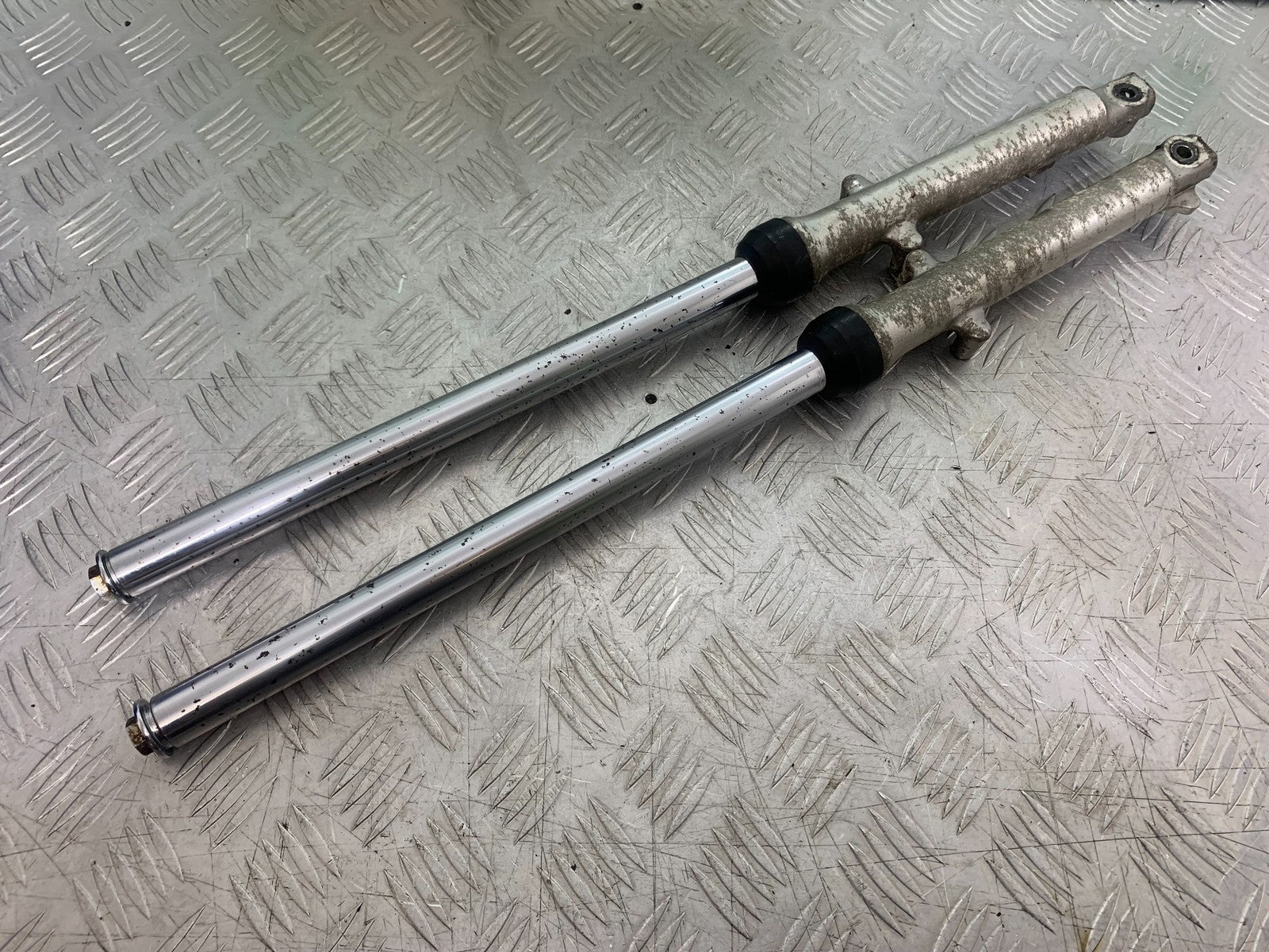 SUZUKI GP100 GP 100 FORKS  YEAR 1978-1988 (CMB1259)