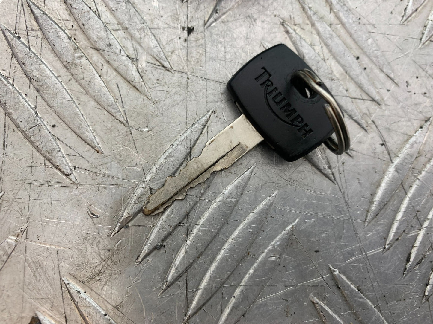 TRIUMPH TROPHY 900 LOCKS AND KEY  YEAR 1991-95 (CMB1251)