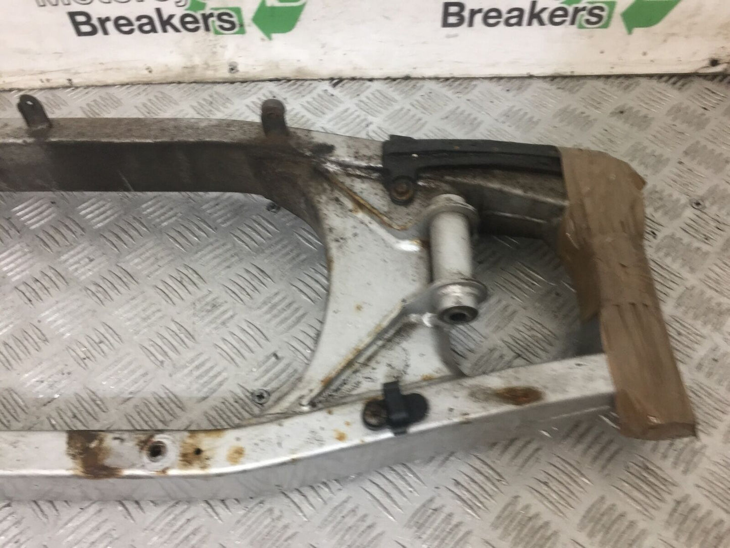 SUZUKI GSF650 GSF 650 SWINGARM  YEAR 2008-12  (STOCK 829)