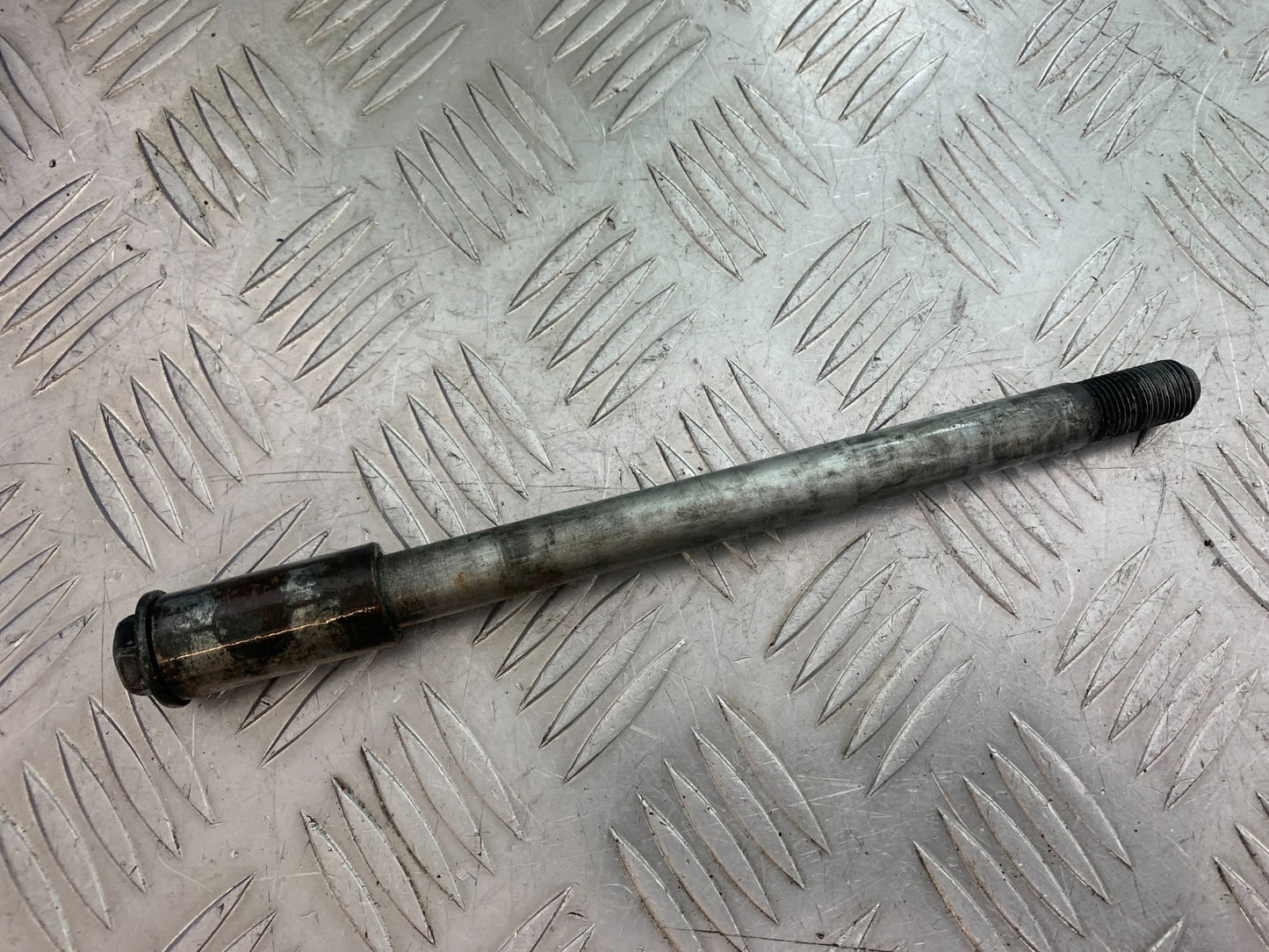 SUZUKI GSF600 GSF 600 BANDIT FRONT WHEEL SPINDLE YEAR 2001-2003 (CMB1157)