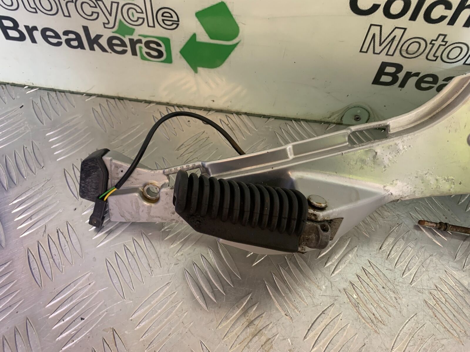 BMW R1100 RT R 1100 RT RIGHT HANGER  YEAR 1996-2001 (CMB1095)