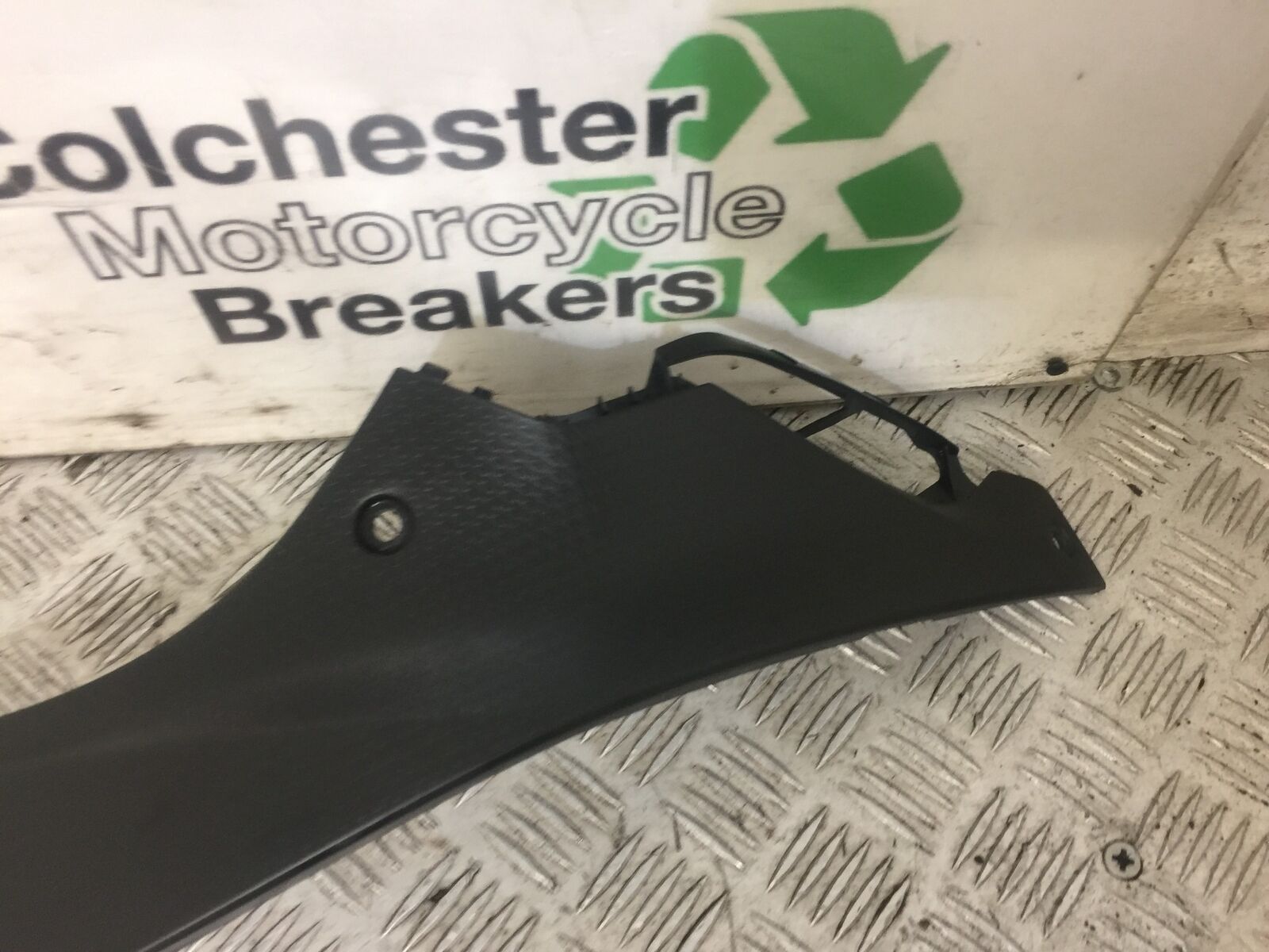 BMW S1000 R RIGHT LOWER TANK INFILL (DAMAGED) YEAR 2018  (STOCK 645)