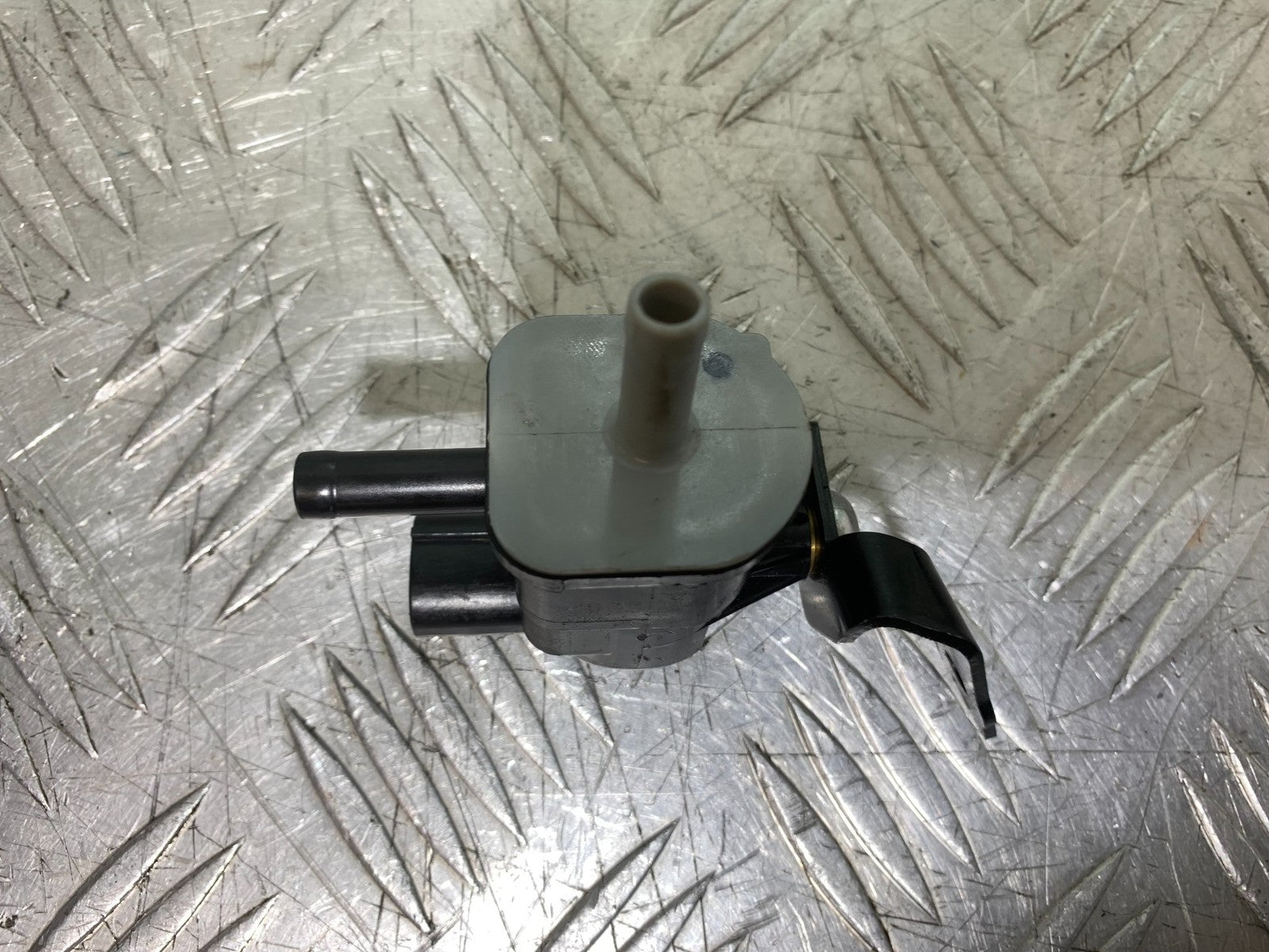 TRIUMPH TRIDENT 660 AIR VALVE YEAR 2021-2024 (CMB1295)