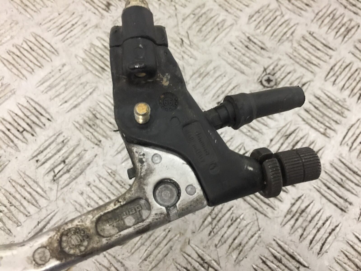 HUSQVARNA TE 610 E CLUTCH LEVER AND BRACKET   YEAR 2001 (STOCK 803)