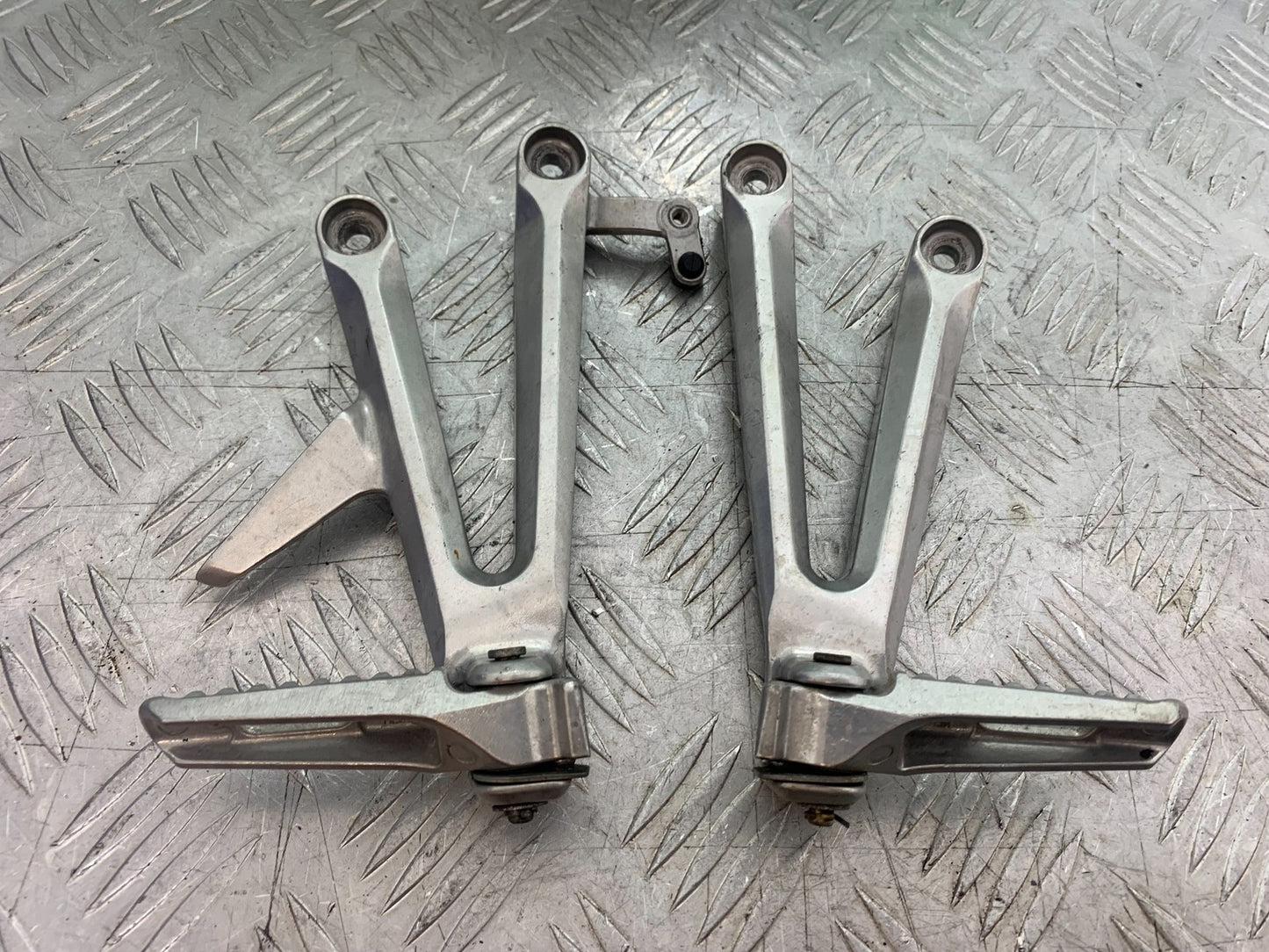 HONDA CBR1000 rr FIREBLADE REAR HANGERS AND PEGS  YEAR 2006 (CMB1220)