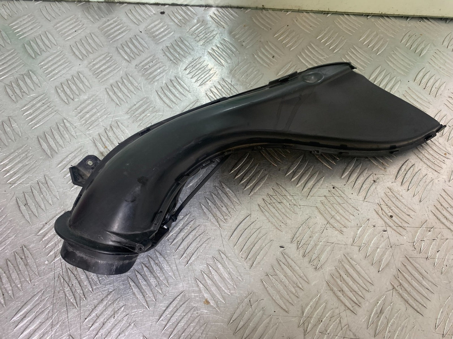 APRILIA RSV4 FACTORY RIGHT AIR TUBE   YEAR 2009-2012 (CMB1224)