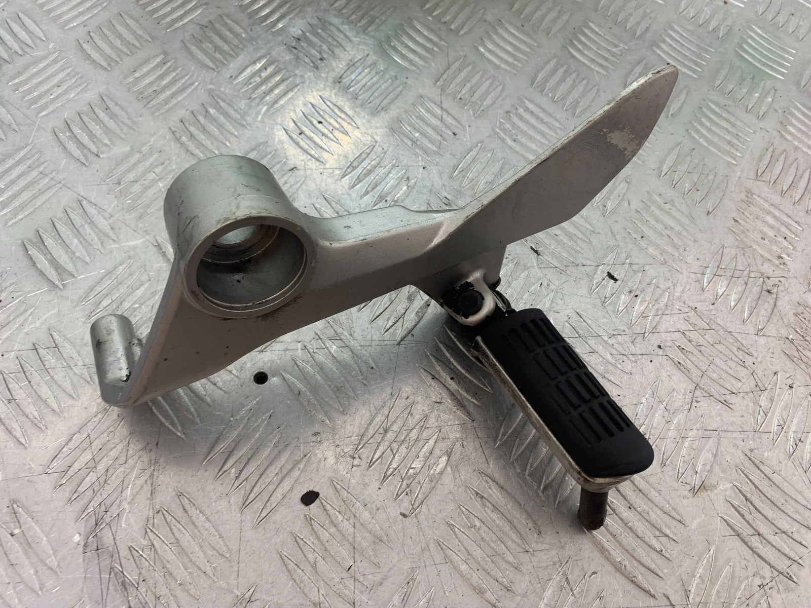 HONDA VFR800 PRE V-TEC FRONT LEFT HANGER AND PEG YEAR 1998-2001 (CMB1233)