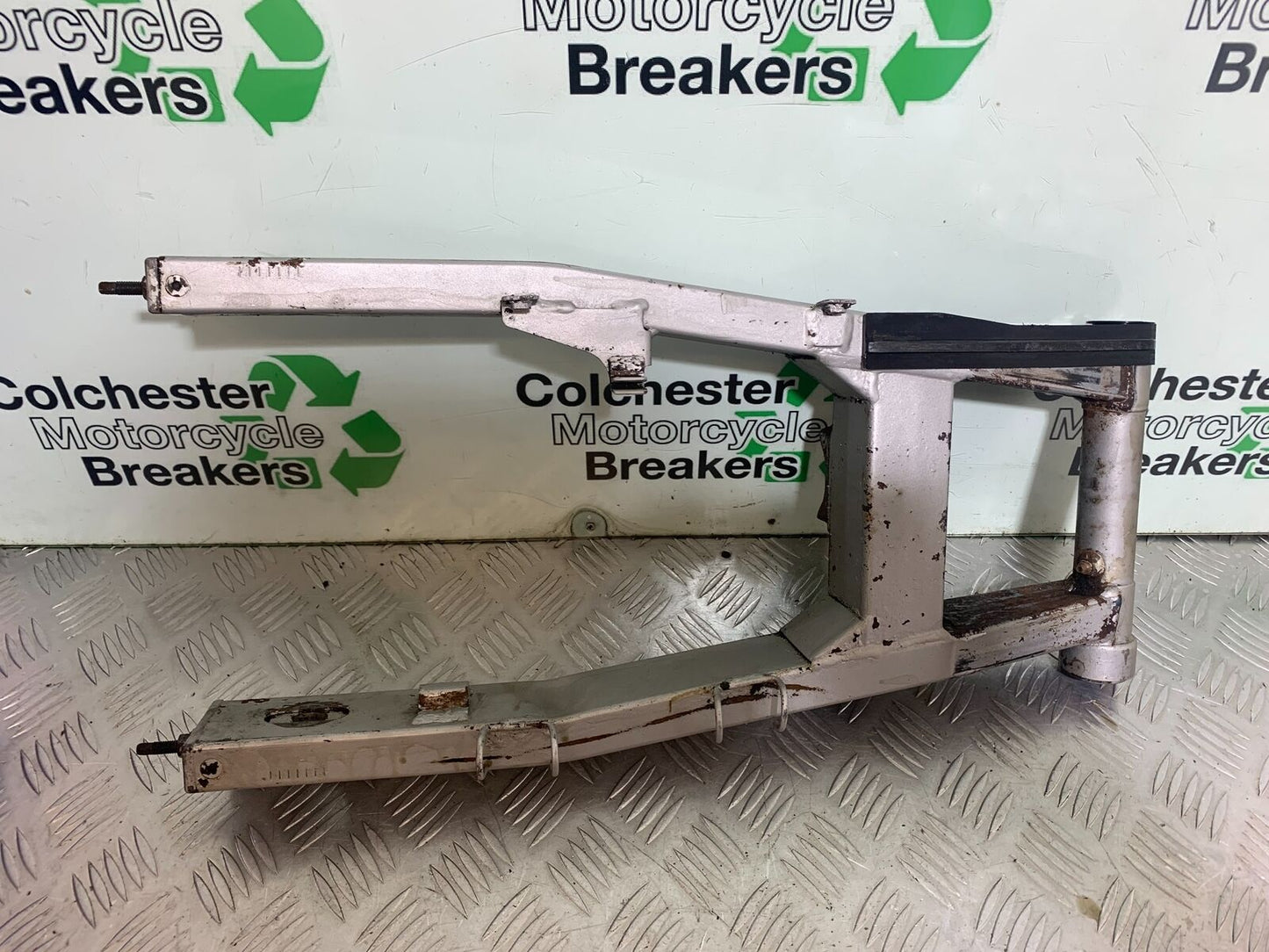 KAWASAKI Z750 ZR750 ZR-7S SWINGARM YEAR 1999-05 (CMB1135)