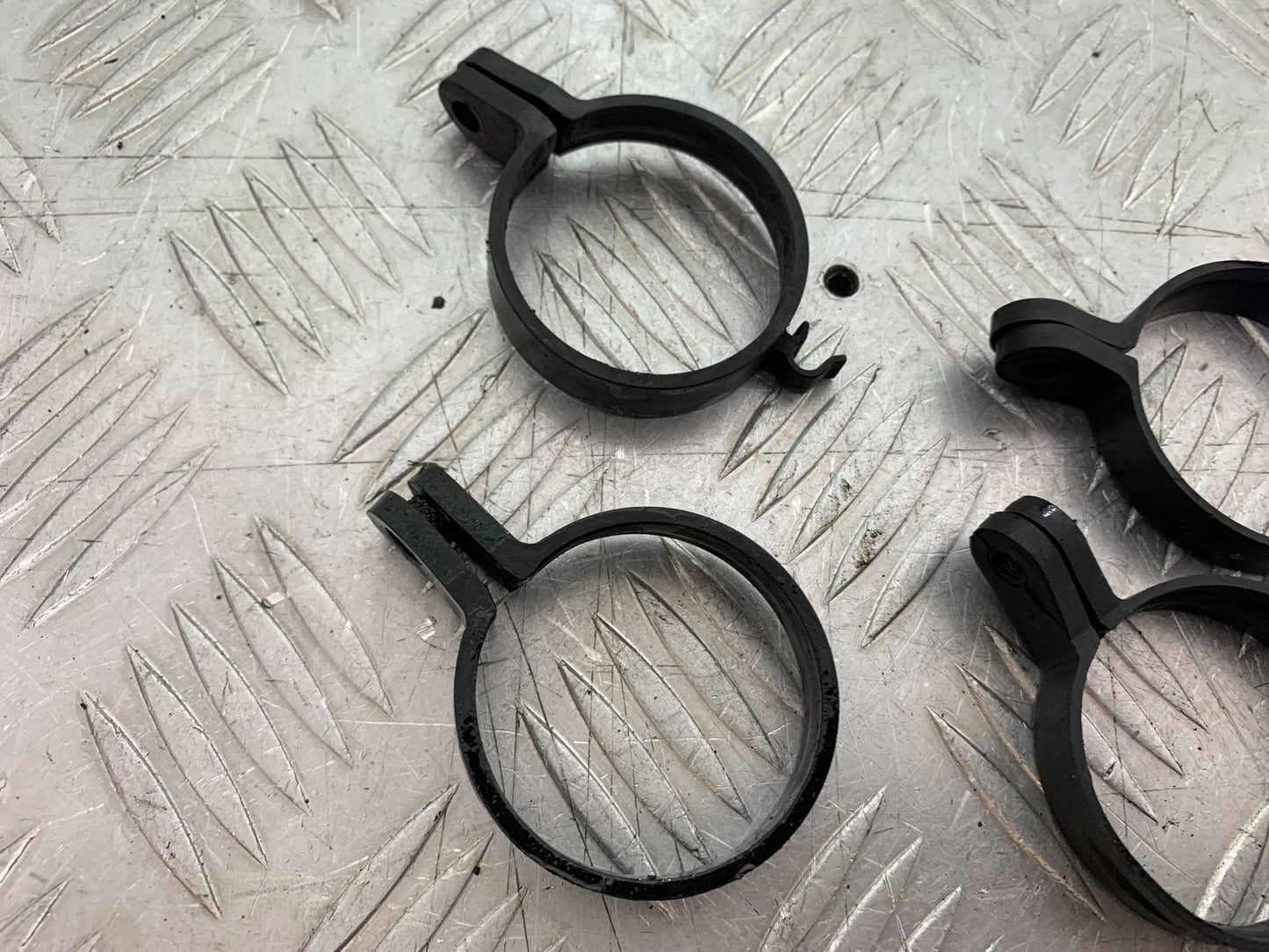 TRIUMPH 955i DAYTONA MUDGUARD CLAMPS   YEAR 2002-2006 (CMB1229)