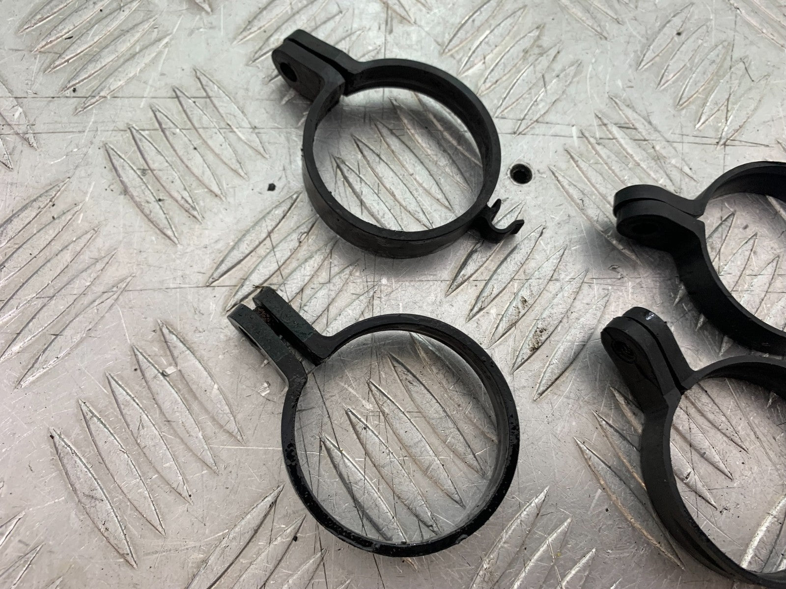 TRIUMPH 955i DAYTONA MUDGUARD CLAMPS   YEAR 2002-2006 (CMB1229)