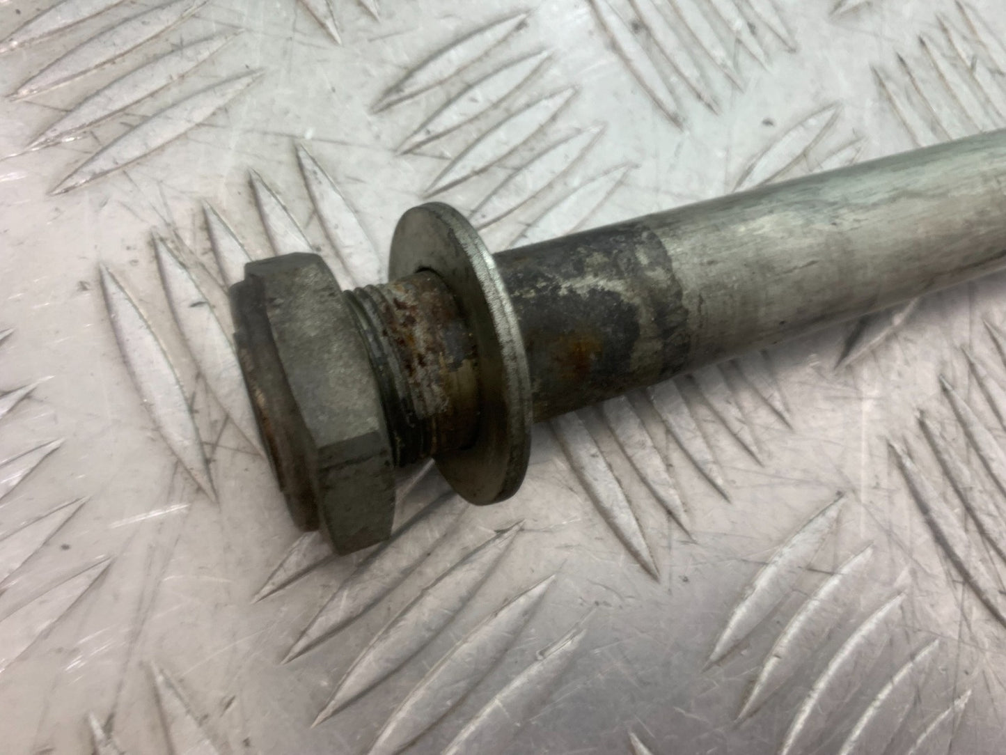 SUZUKI GSXR600 GSXR 600 K1 K2 K3 SWINGARM SPINDLE  1999-03 (CMB1284)