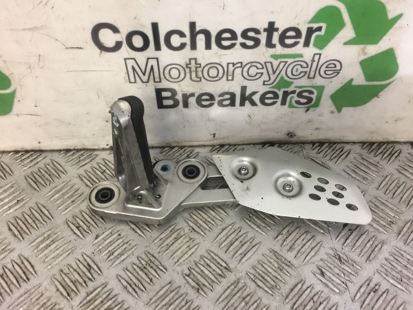 YAMAHA MT07 MT-07 FRONT LEFT HANGER AND PEG   YEAR 2014 (STOCK 467)