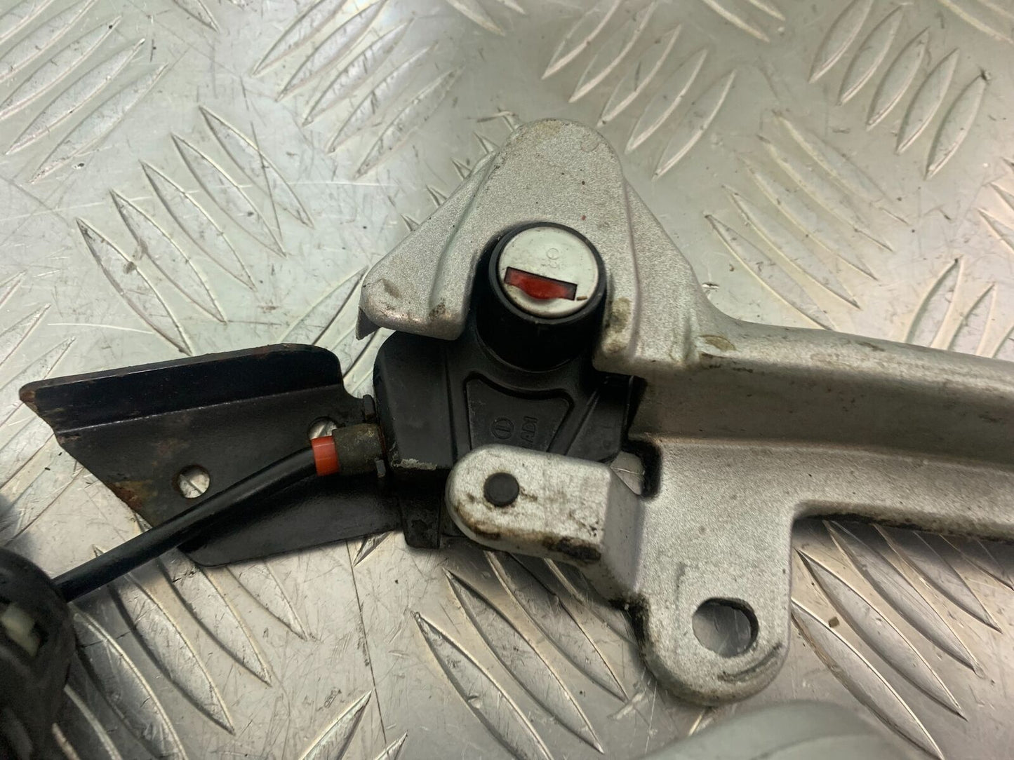 TRIUMPH 955i SPRINT ST LOCKS AND KEY  YEAR 1999-2004 (CMB1124)