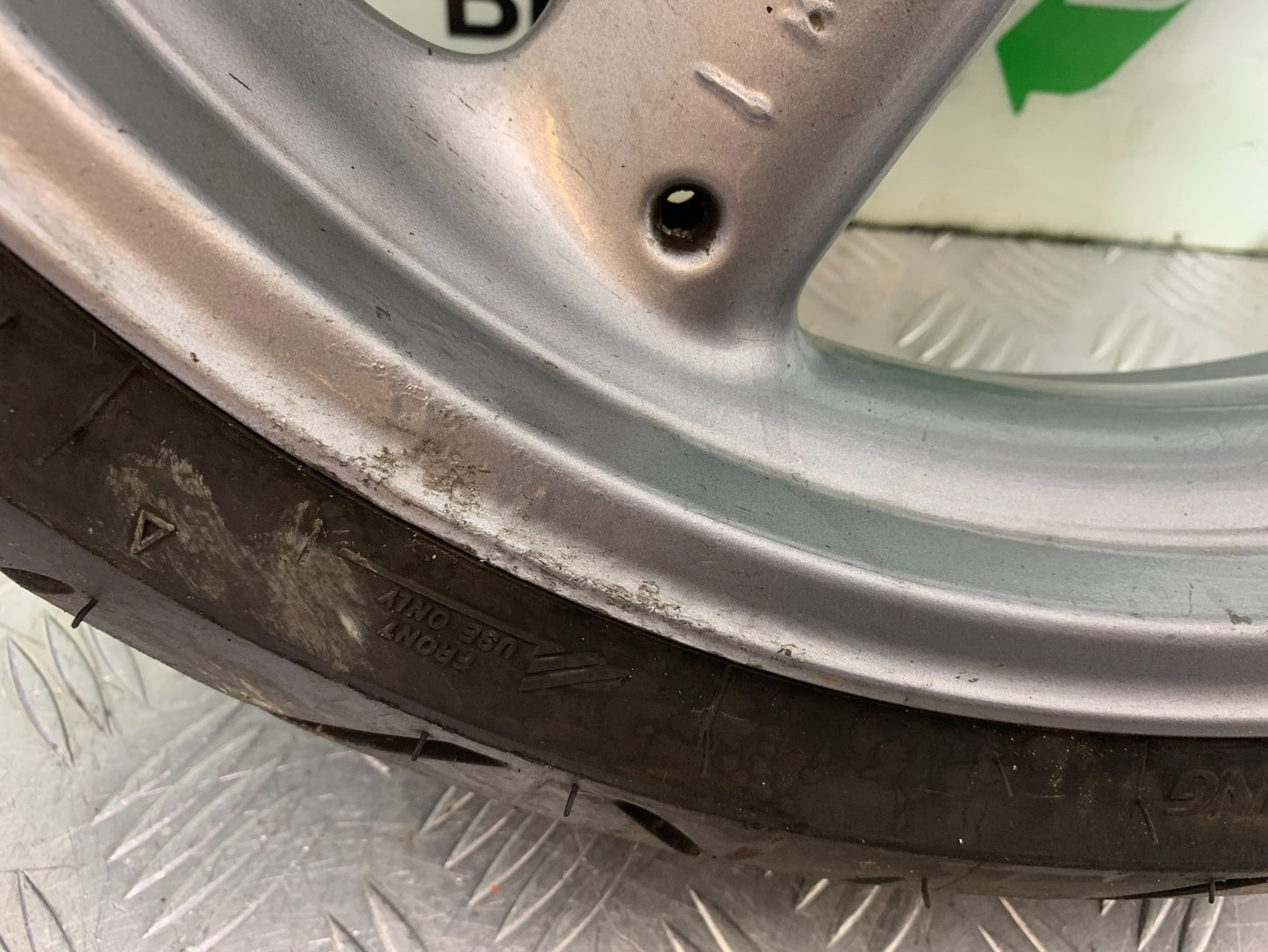 TRIUMPH 955i SPRINT ST FRONT WHEEL  YEAR 1999-04 (CMB1230)