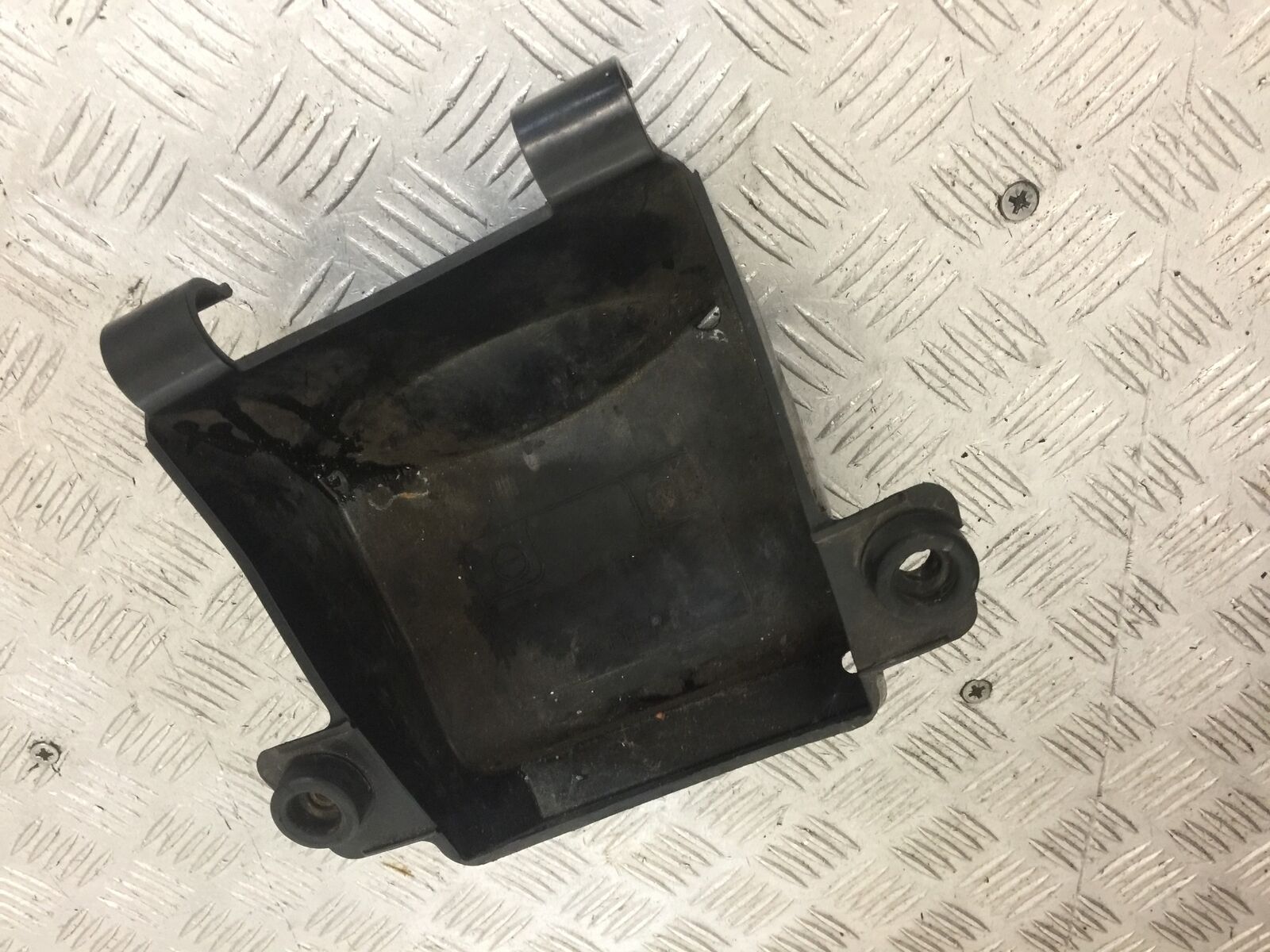 SUZUKI GSF600 GSF 600 BANDIT TOOL BOX HOLDER YEAR 2002 (STOCK 852)