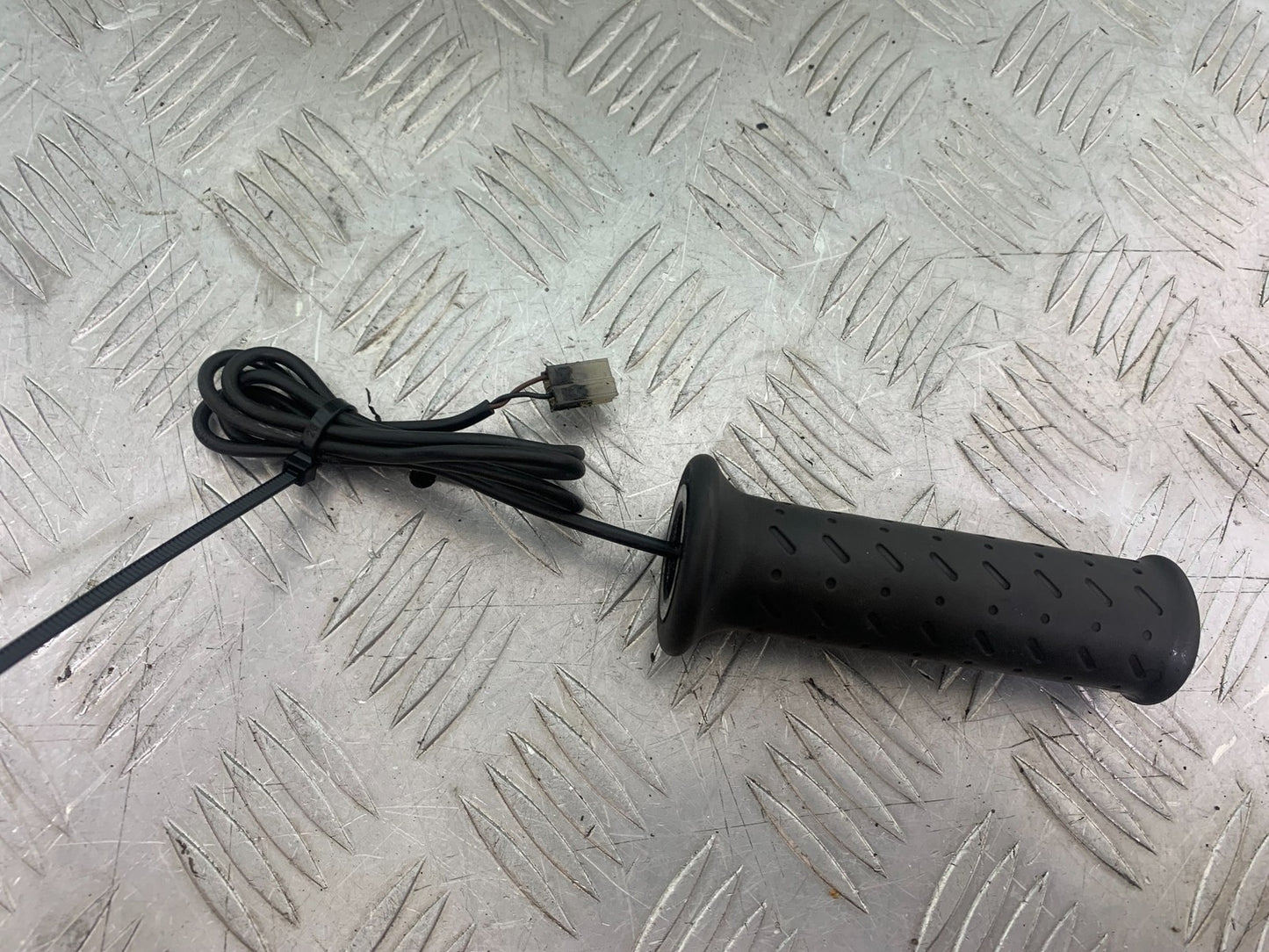 TRIUMPH 675 STREET TRIPLE 1 X HEATED GRIP  2013-2016 (CMB1186)