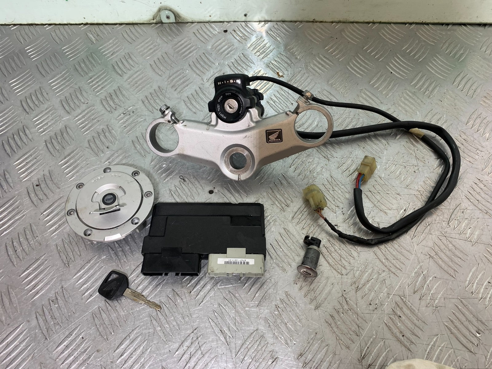 HONDA VFR800 VFR 800 V-TEC ECU LOCKS KEY  YEAR 2002 -09 (CMB1296)