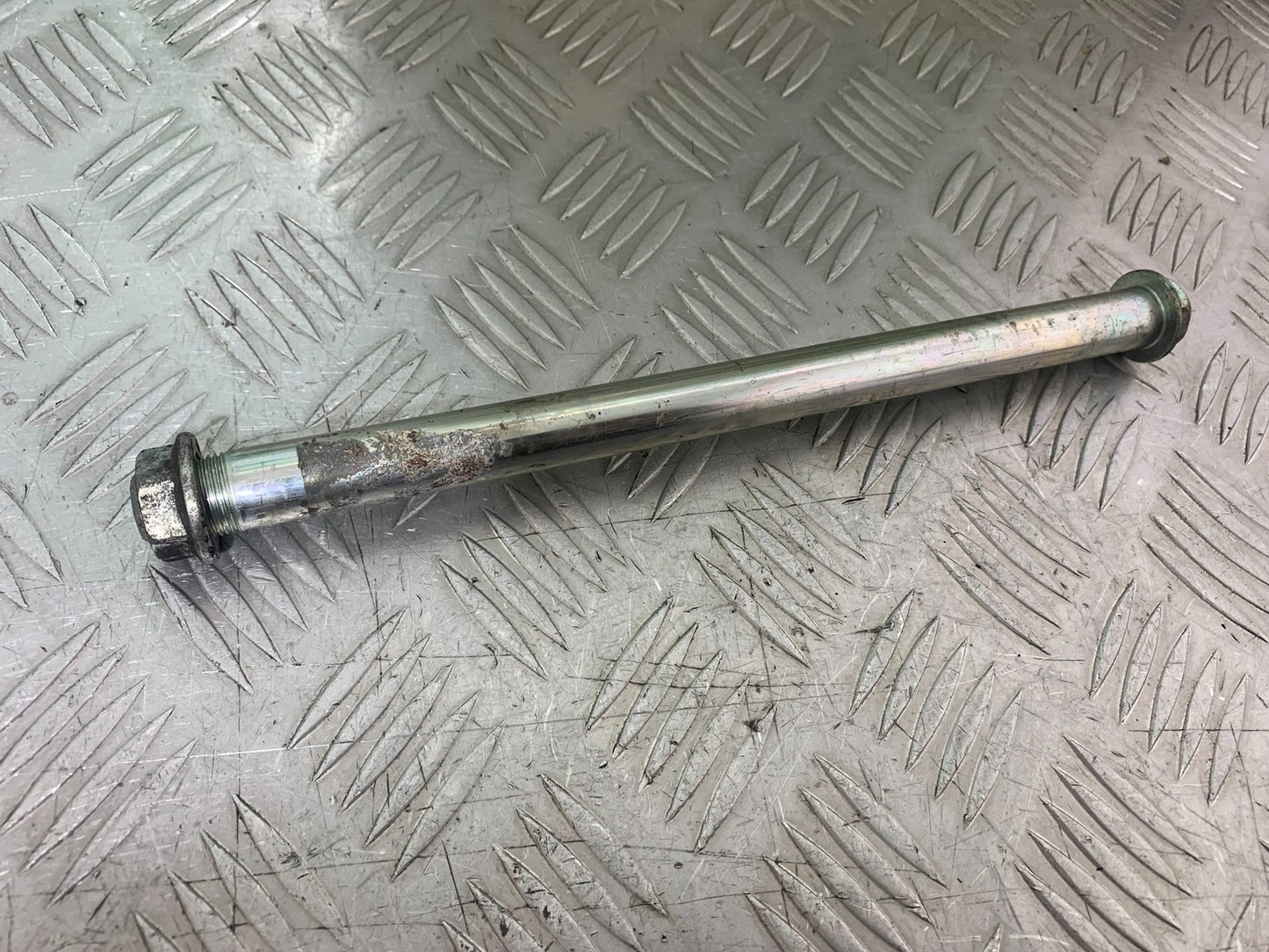KAWASAKI ER6 N SWINGARM SPINDLE YEAR 2012-2017 (CMB1324)
