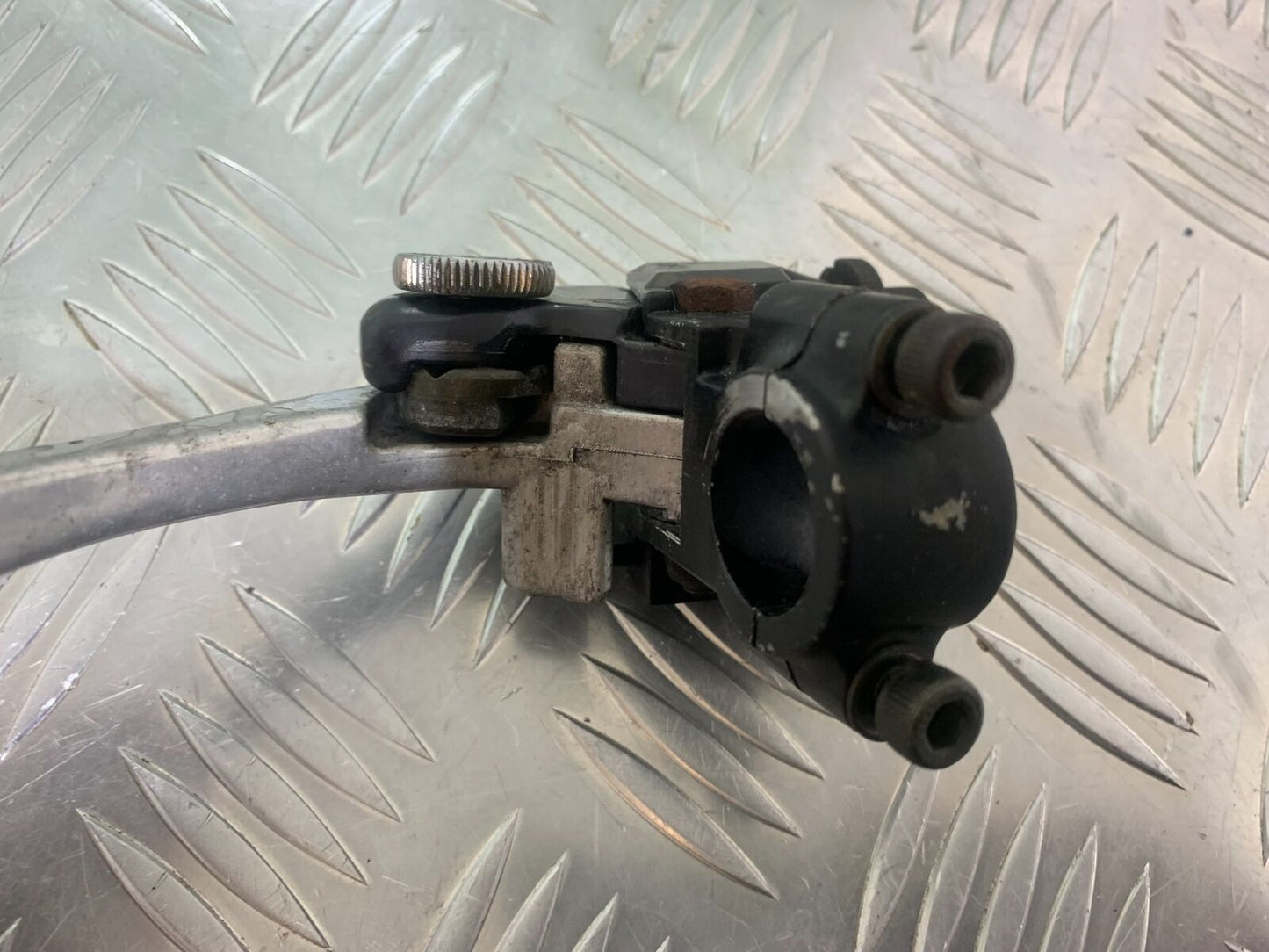 KAWASAKI ZR 750 ZEPHYR CLUTCH LEVER AND BRACKET YEAR 1991-95 (CMB1008)