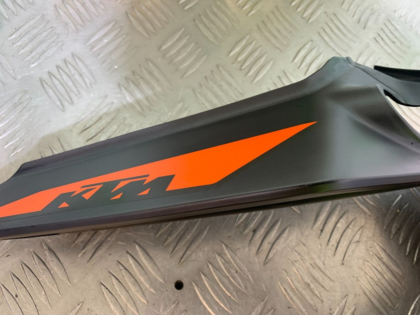 KTM 125 DUKE RIGHT SEAT PANEL   YEAR 2018-2023 (CMB1083)