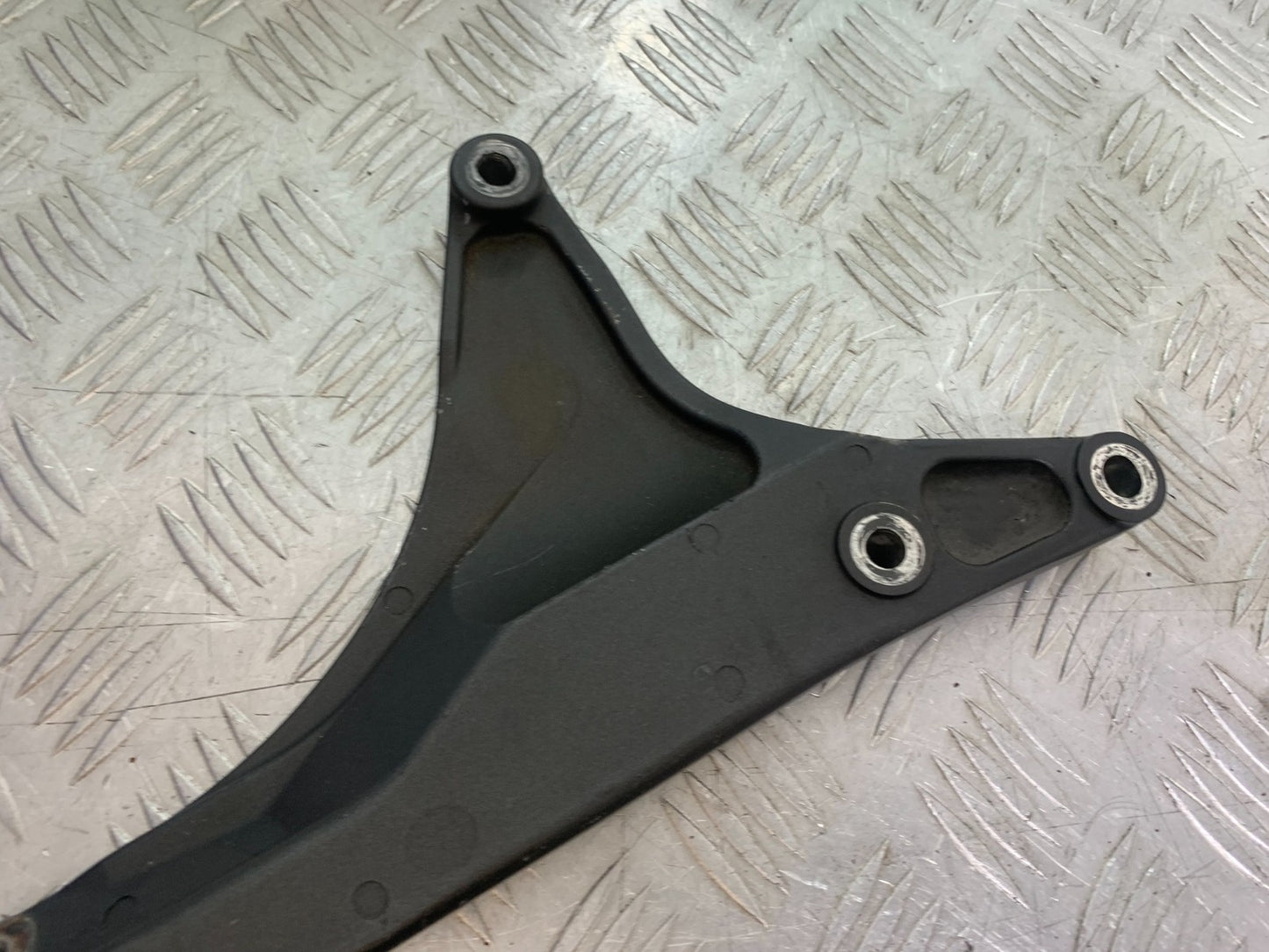 YAMAHA XVS 1300 MIDNIGHT STAR EXHAUST BRACKET YEAR 2007-16 (CMB1200)