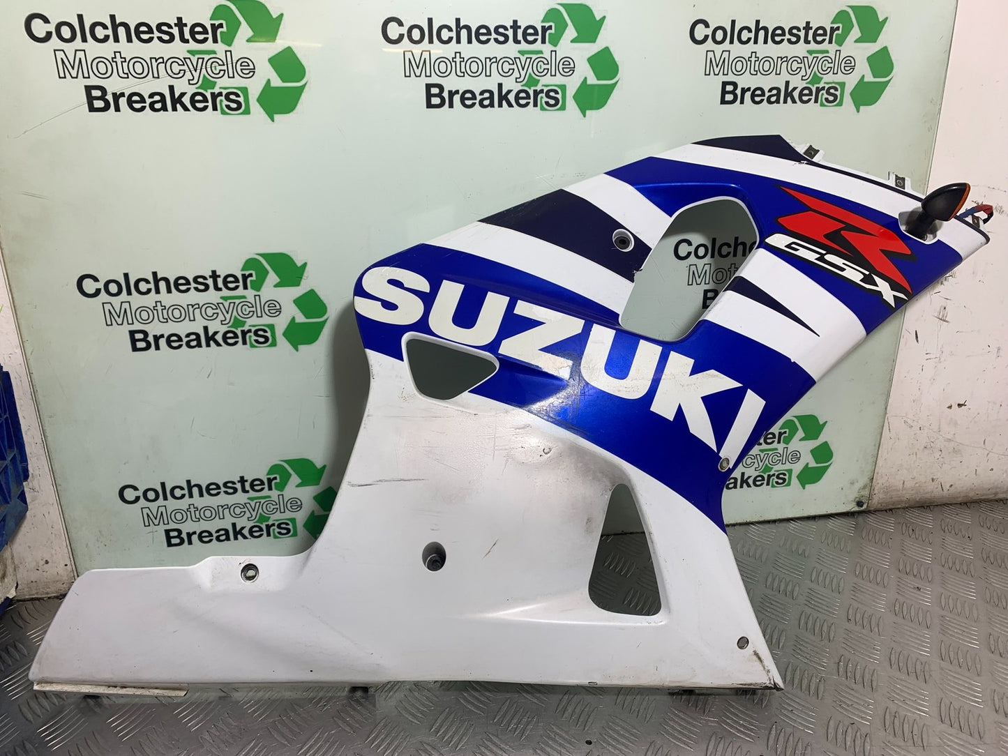 SUZUKI GSXR600 GSXR 600 K1 K2 K3 RIGHT FAIRING PANEL   1999-03 (CMB1284)