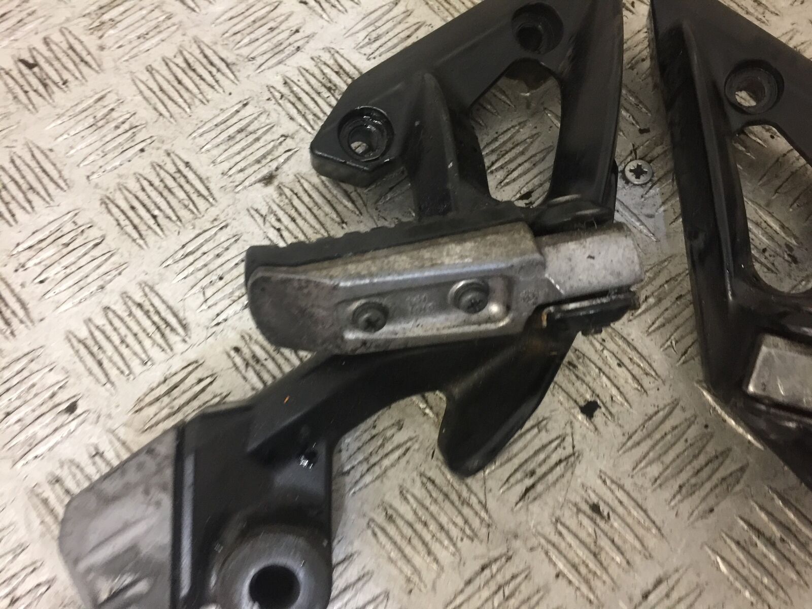KAWASAKI GTR1400 GTR 1400 REAR HANGERS AND PEGS  YEAR 2010 (STOCK 716)