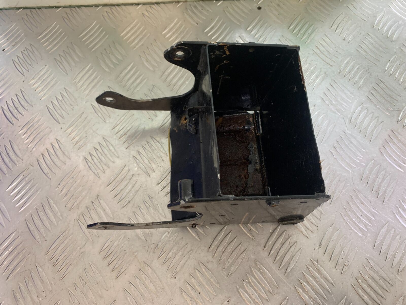SUZUKI VS1400 VS 1400 INTRUDER BATTERY BOX YEAR 1988 (CMB1077)