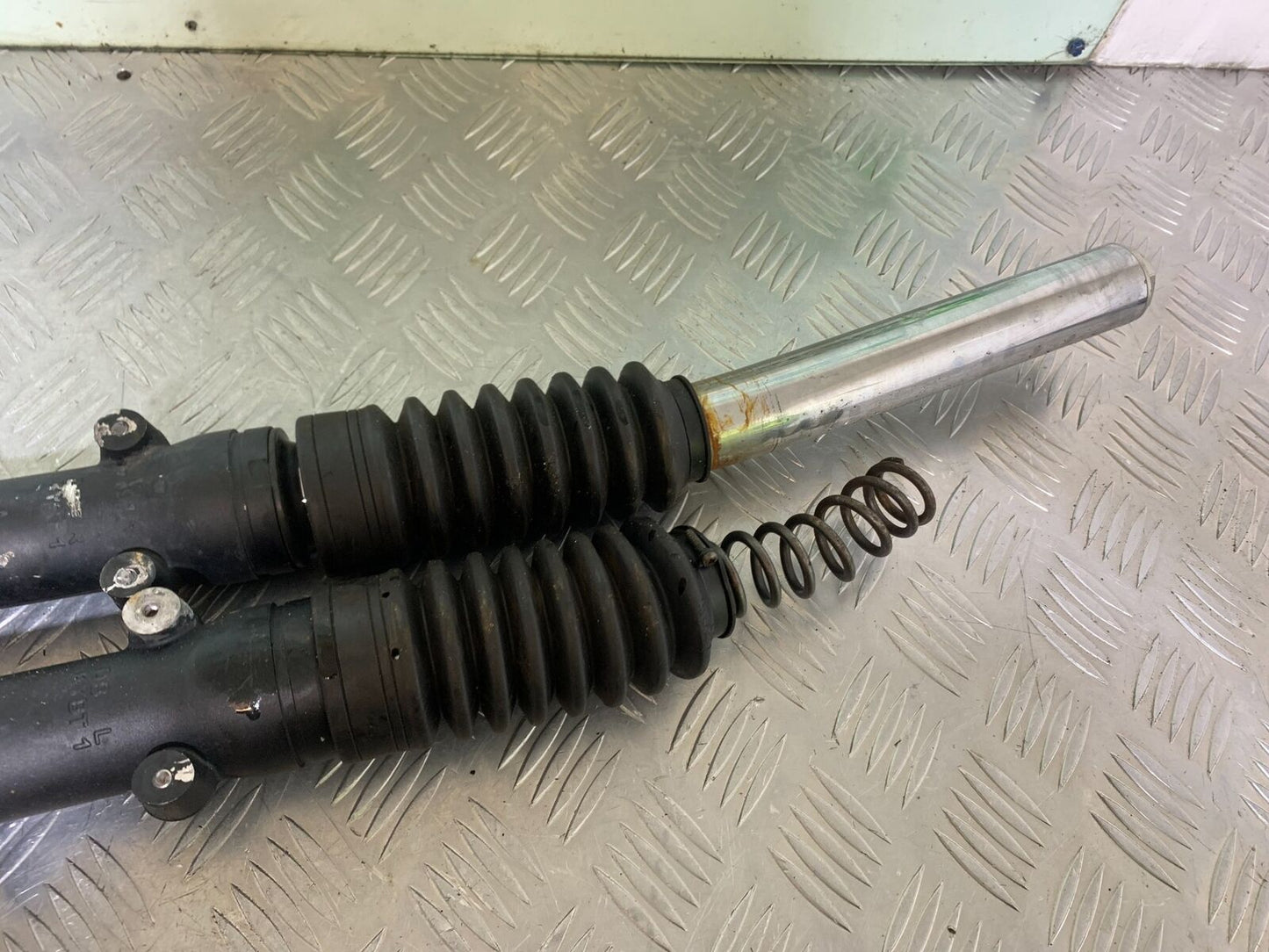 TRIUMPH BONNEVILLE T100 FORKS (PARTS ONLY) YEAR 2017-2021 (CMB1084)