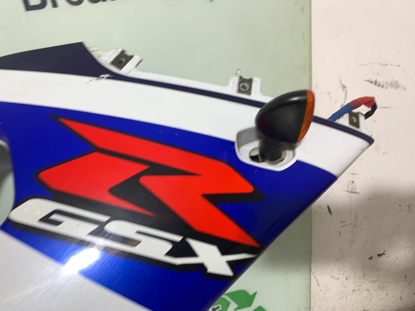 SUZUKI GSXR600 GSXR 600 K1 K2 K3 RIGHT FAIRING PANEL   1999-03 (CMB1284)