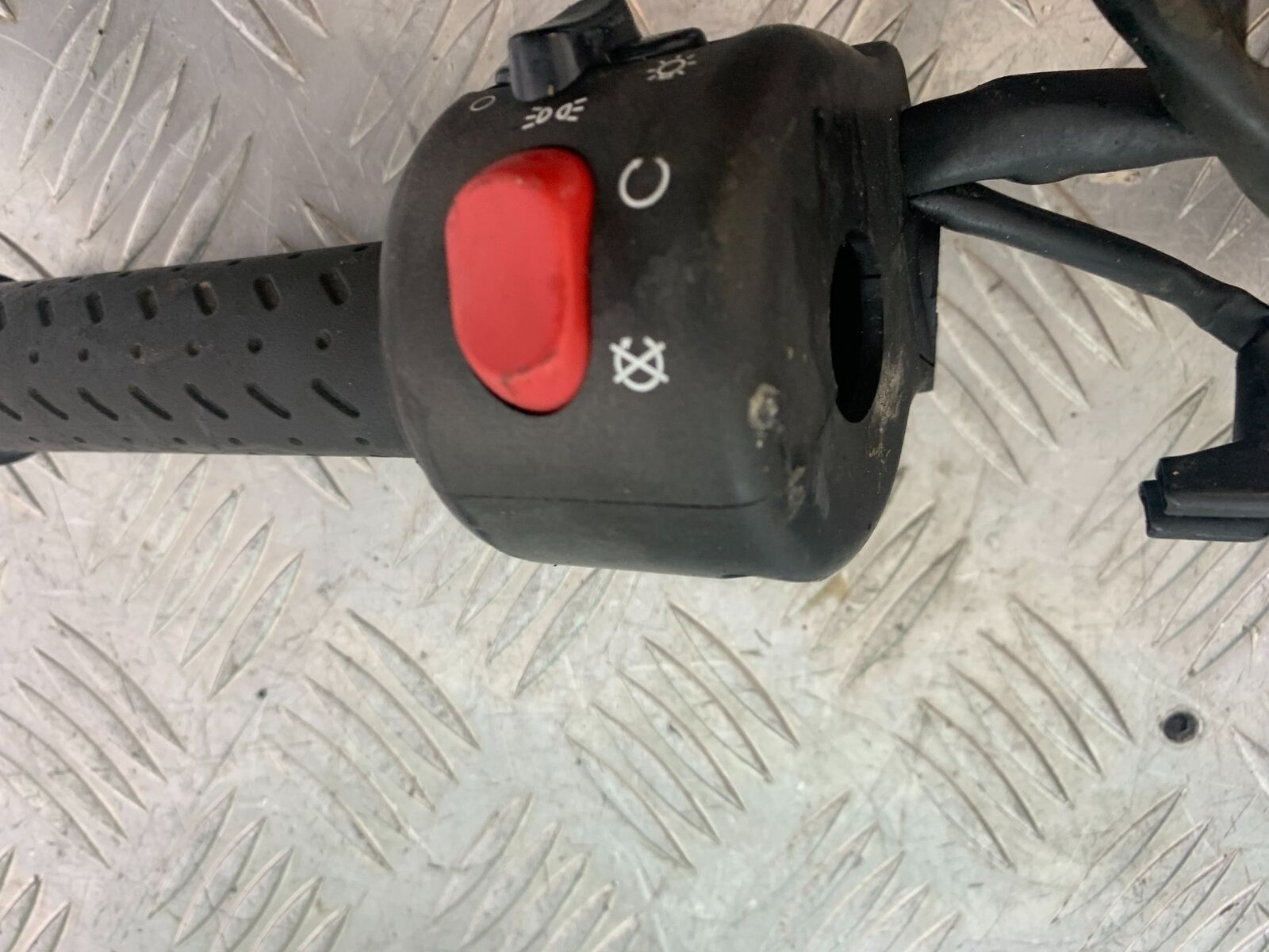 TRIUMPH 955i SPRINT ST RIGHT SWITCH GEAR  YEAR 1999-2004 (CMB1124)