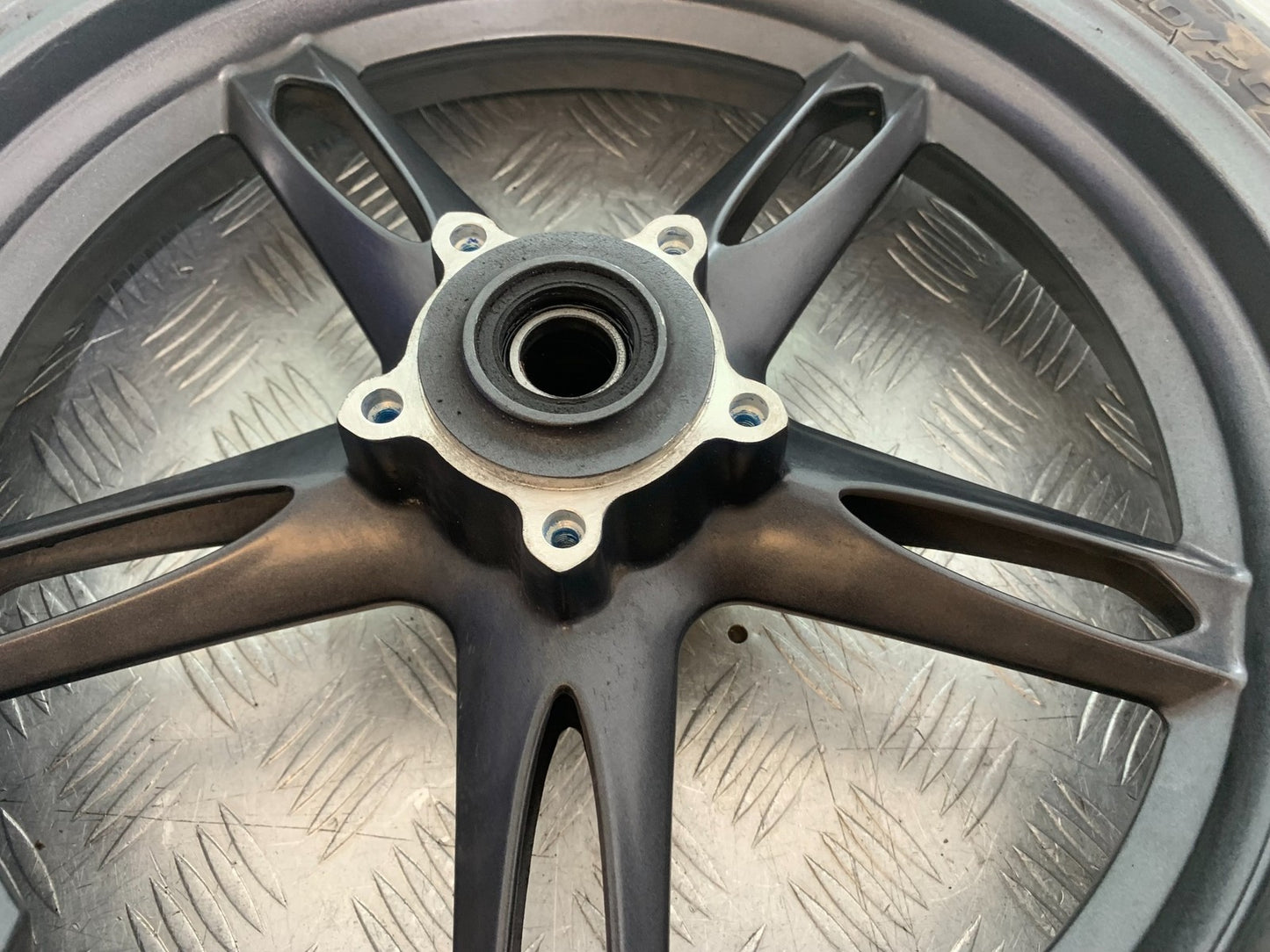 TRIUMPH 1050 SPEED TRIPLE FRONT WHEEL   YEAR 2005-2007 (CMB1322)