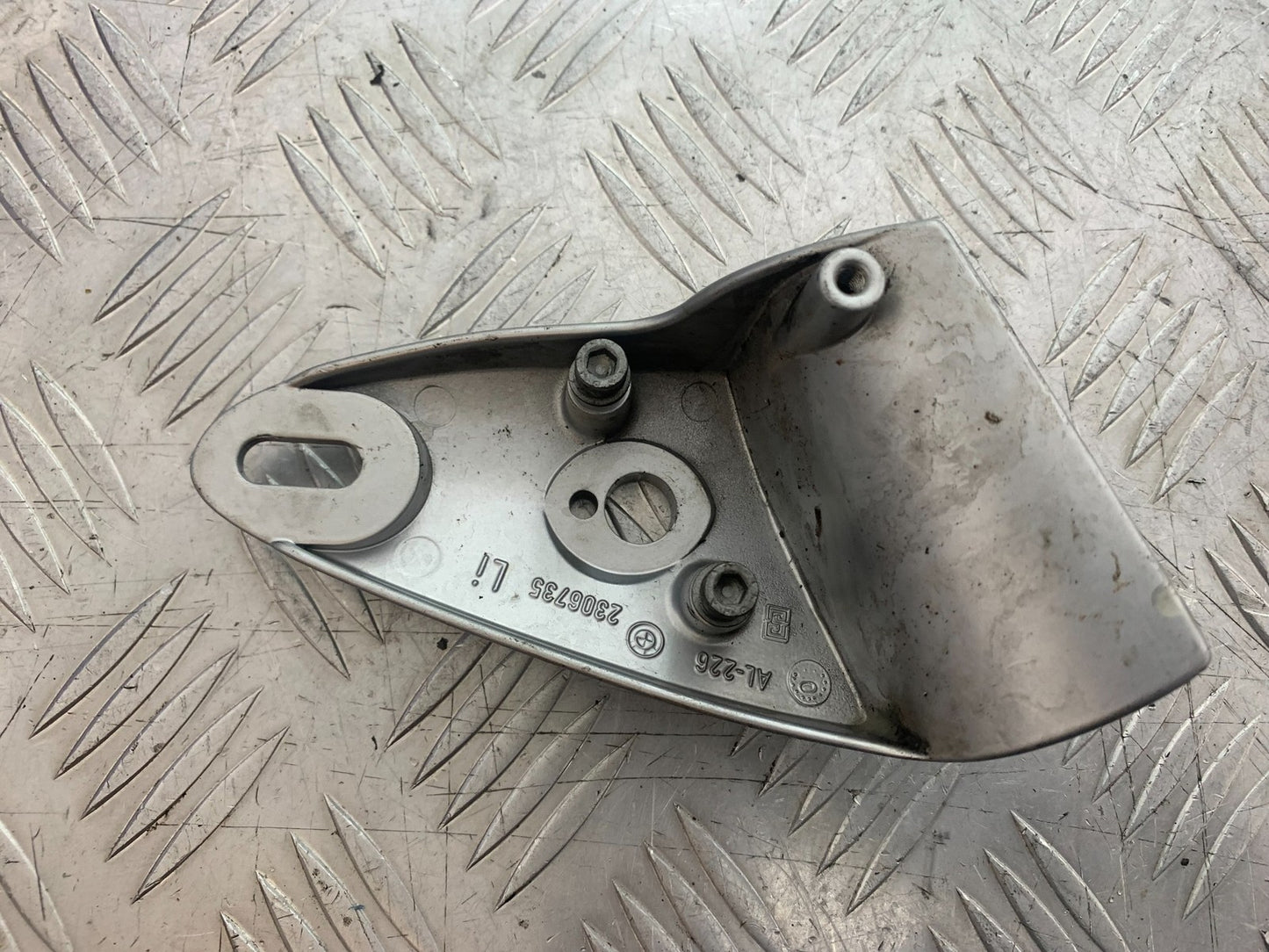 BMW R850 R R850R LEFT INDICATOR BRACKET  YEAR 1994-2002 (CMB1170)