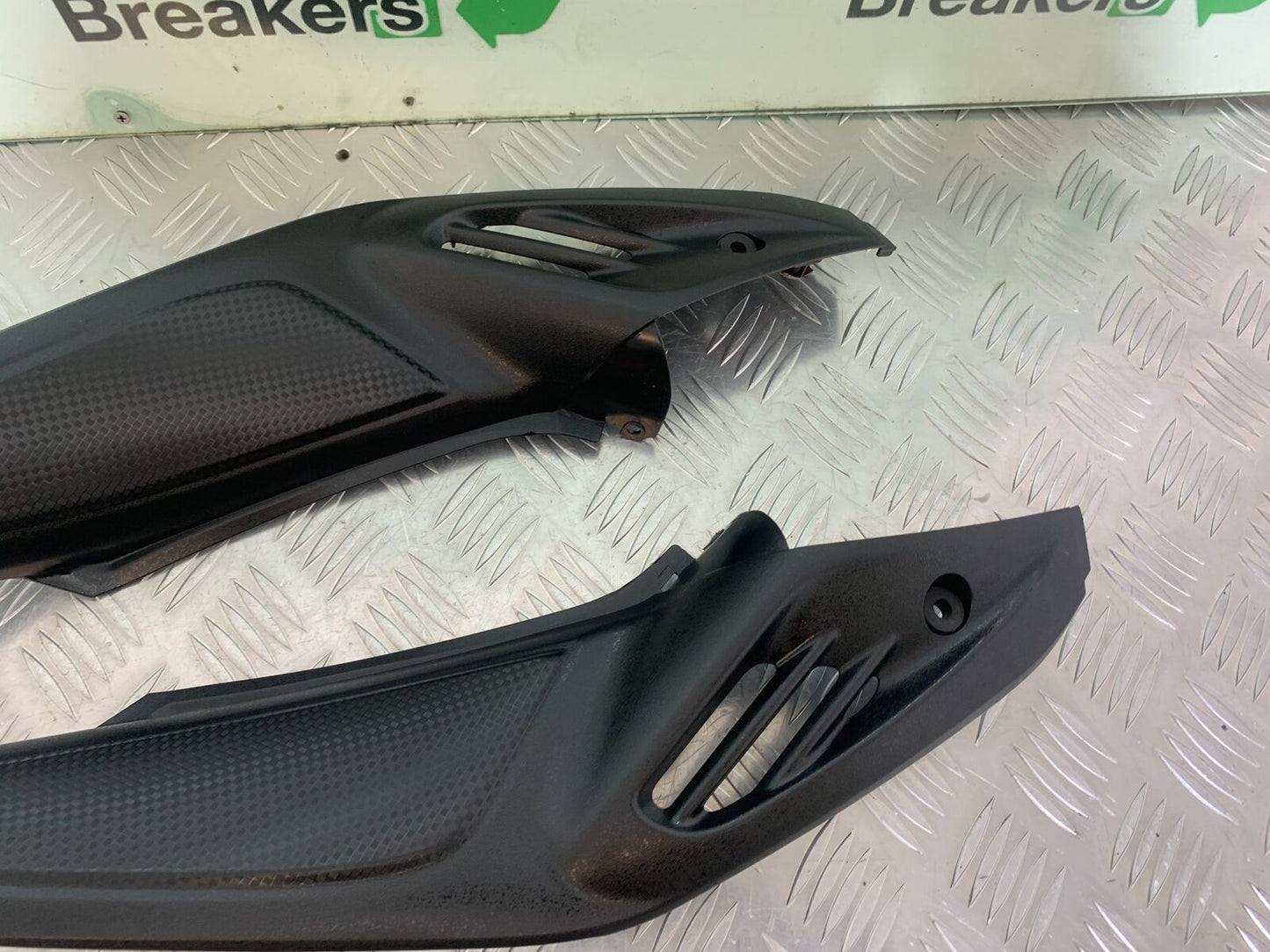 SUZUKI DL 650 V-STROM LEFT AND RIGHT SIDE VENTS    YEAR 2016 (STOCK 996)