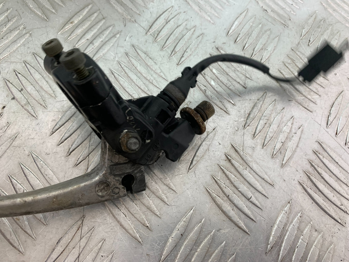 TRIUMPH T509 SPEED TRIPLE CLUTCH LEVER AND BRACKET YEAR 1997-1998 (CMB1144)