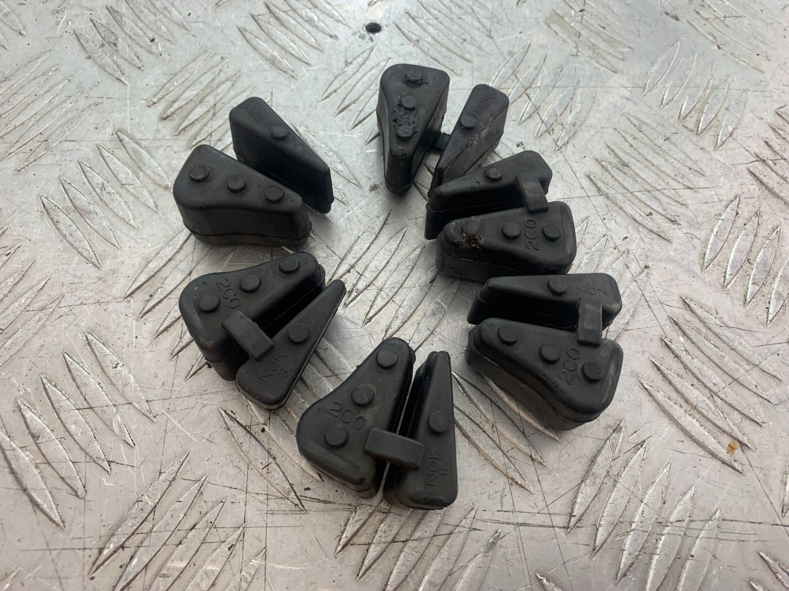 YAMAHA YZF R1 14 B BIG BANG CUSH DRIVE RUBBERS   2009-14 (CMB1175)