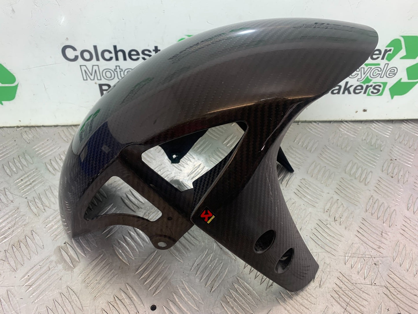 YAMAHA YZF R1 14 B BIG BANG CARBON FRONT MUDGUARD   2009-14 (CMB1175)