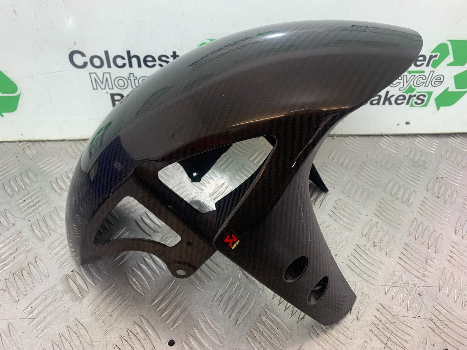 YAMAHA YZF R1 14 B BIG BANG CARBON FRONT MUDGUARD   2009-14 (CMB1175)