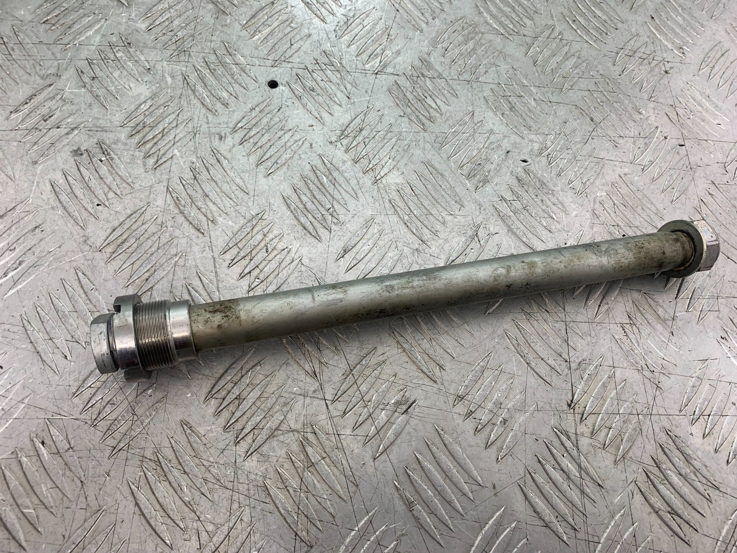 HONDA CBR1000 rr FIREBLADE SWINGARM SPINDLE YEAR 2006 (CMB1220)