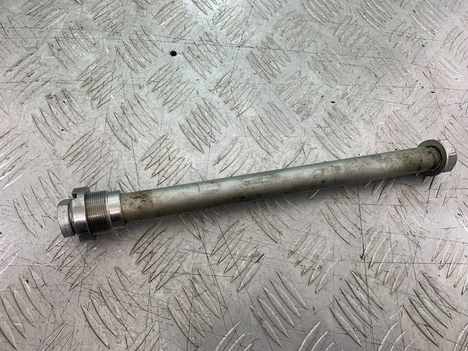 HONDA CBR1000 rr FIREBLADE SWINGARM SPINDLE YEAR 2006 (CMB1220)