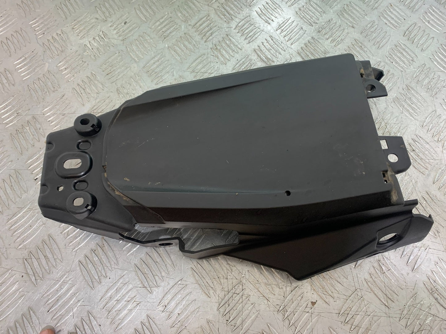KTM 125 DUKE UNDERTRAY  YEAR 2018-2023 (CMB1185)