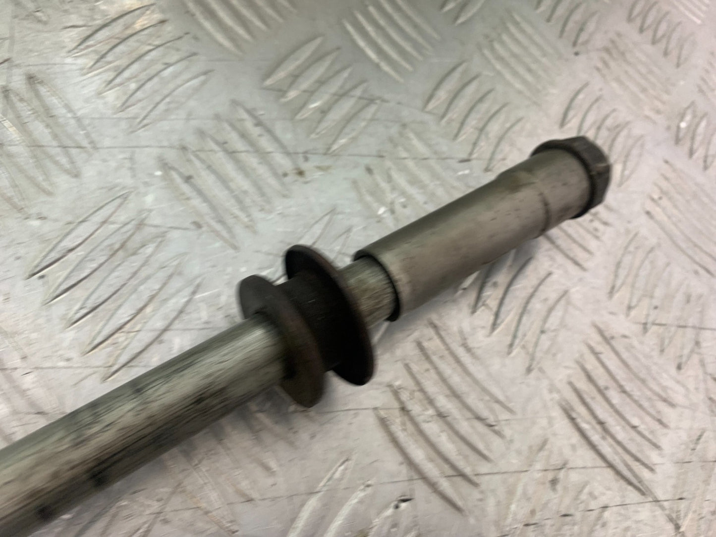 SUZUKI GSX1100 G GSX 1100 G  REAR WHEEL SPINDLE 1991-1996 (CMB1283)