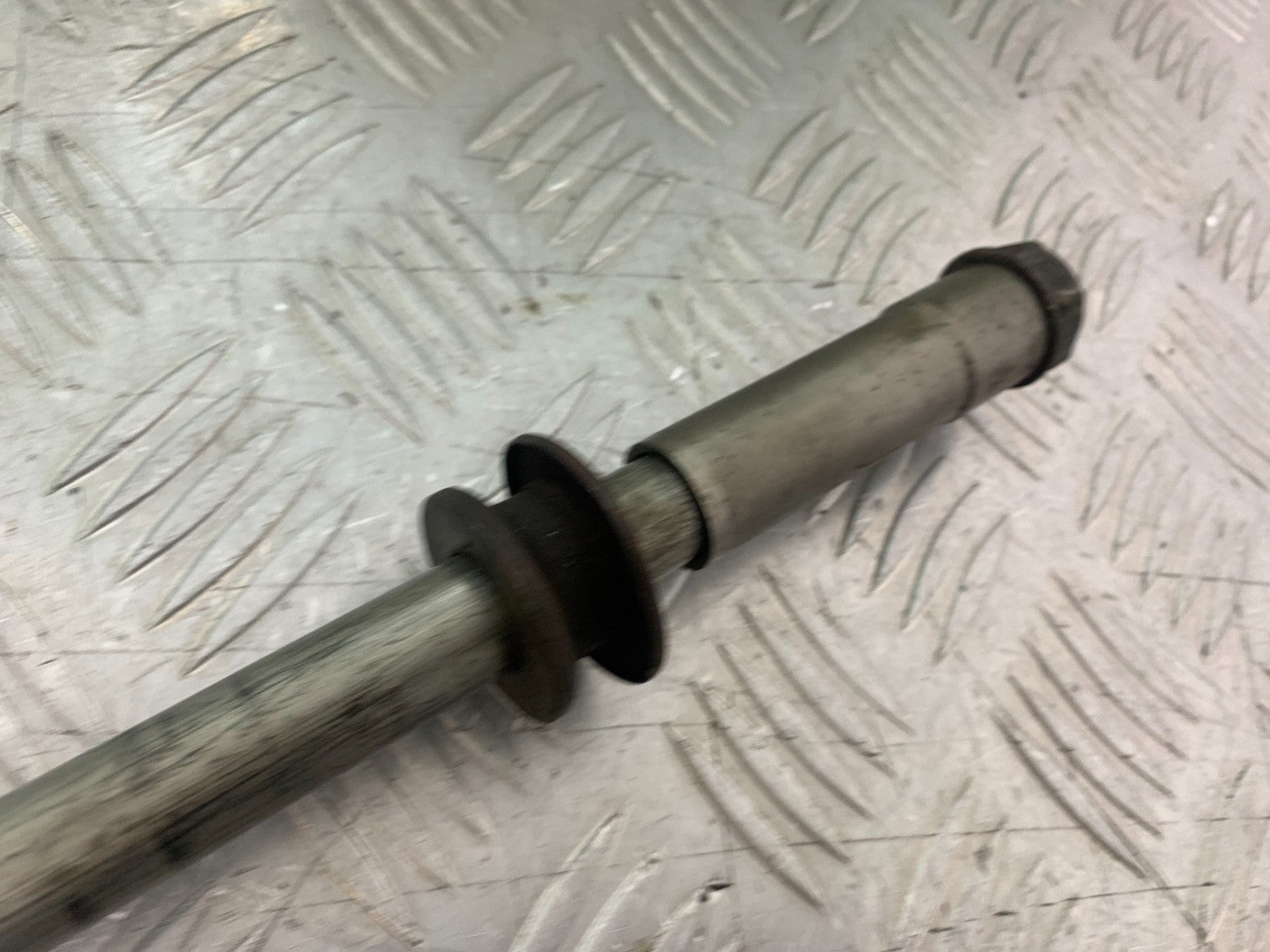 SUZUKI GSX1100 G GSX 1100 G  REAR WHEEL SPINDLE 1991-1996 (CMB1283)