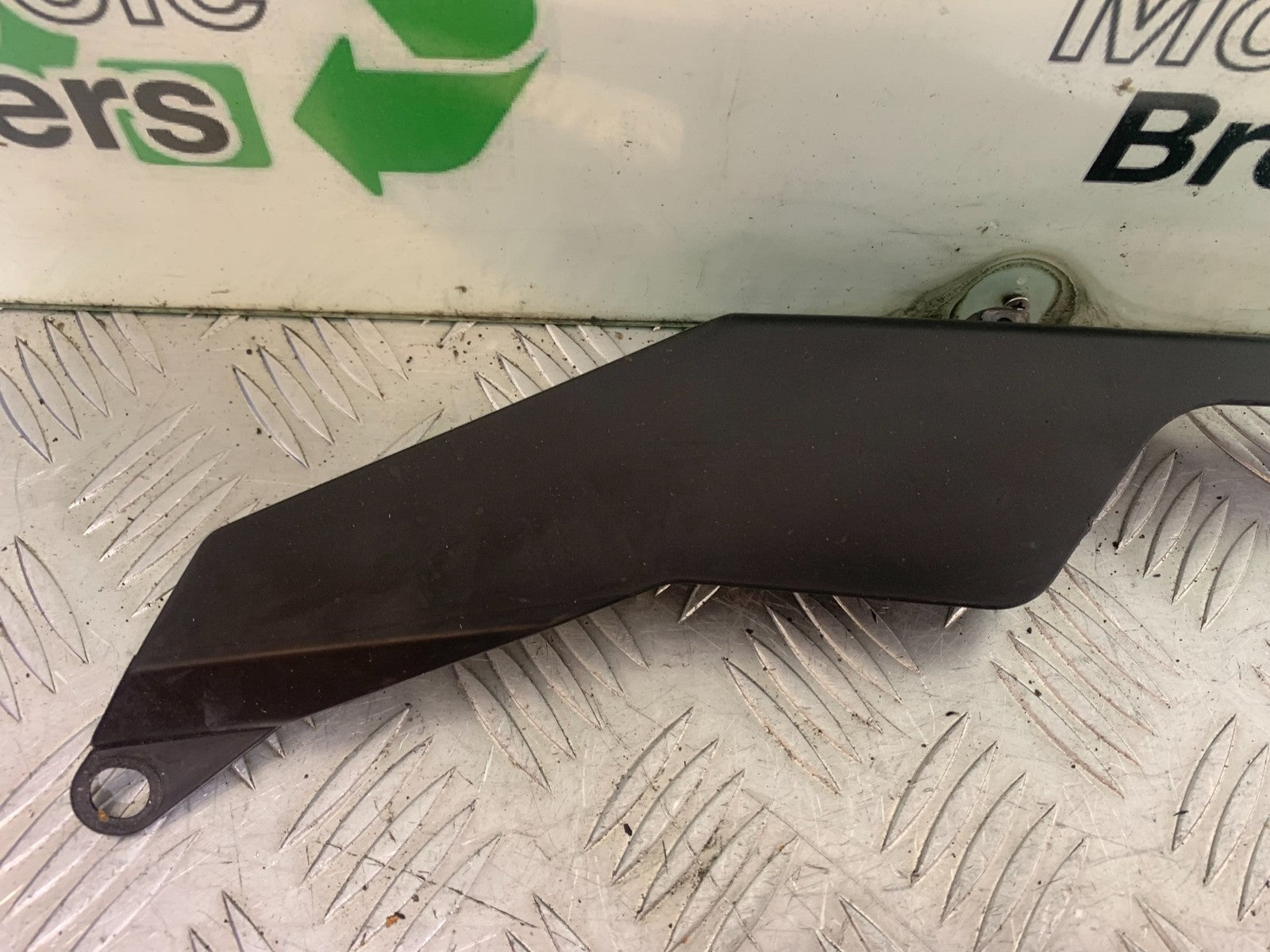 YAMAHA YZF R1 14 B BIG BANG CHAIN GUARD   2009-14 (CMB1175)