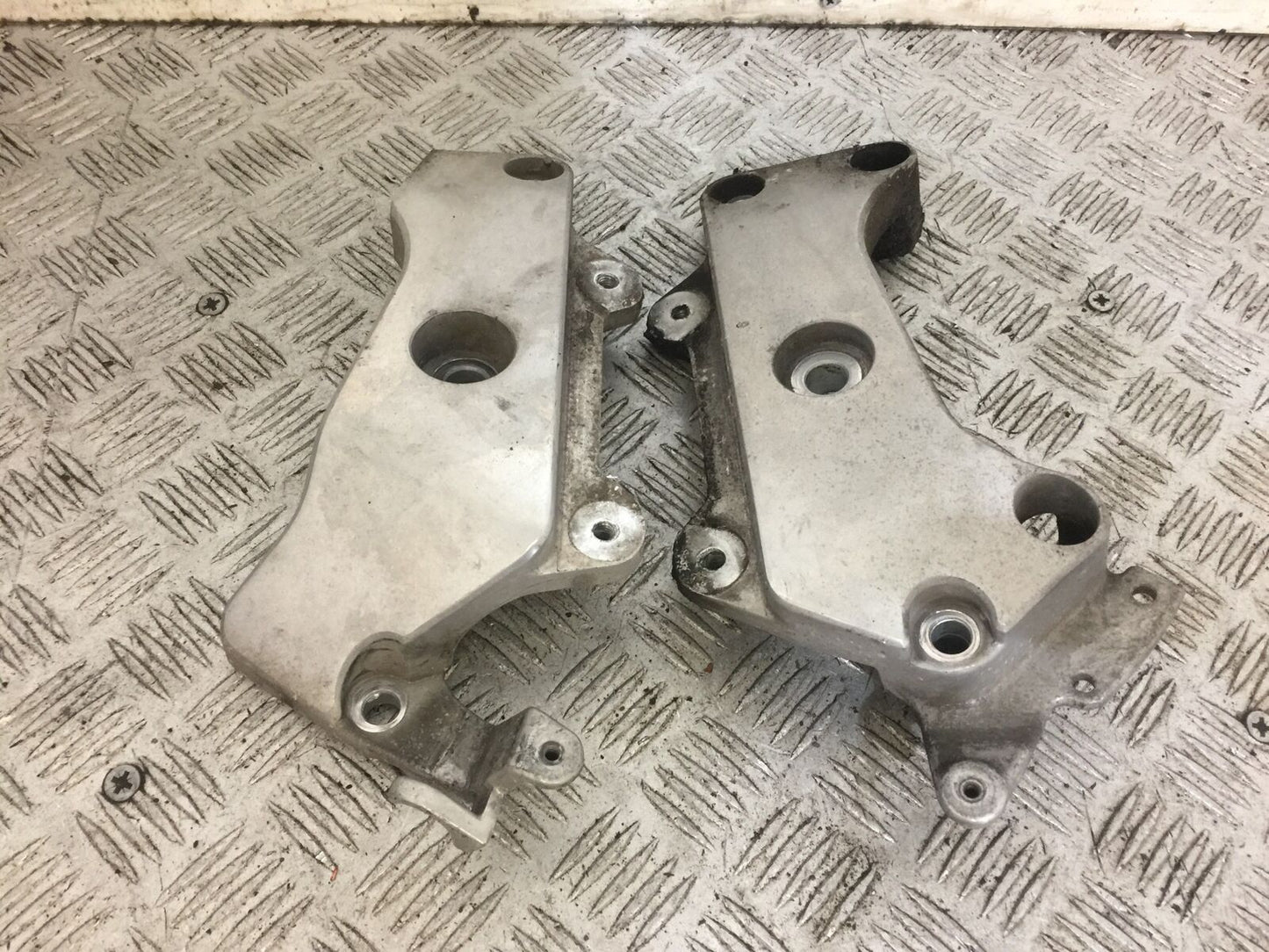 HONDA CB600 CB 600 HORNET LEFT AND RIGHT ENGINE BRACKETS   YEAR 2000 (STOCK 731)
