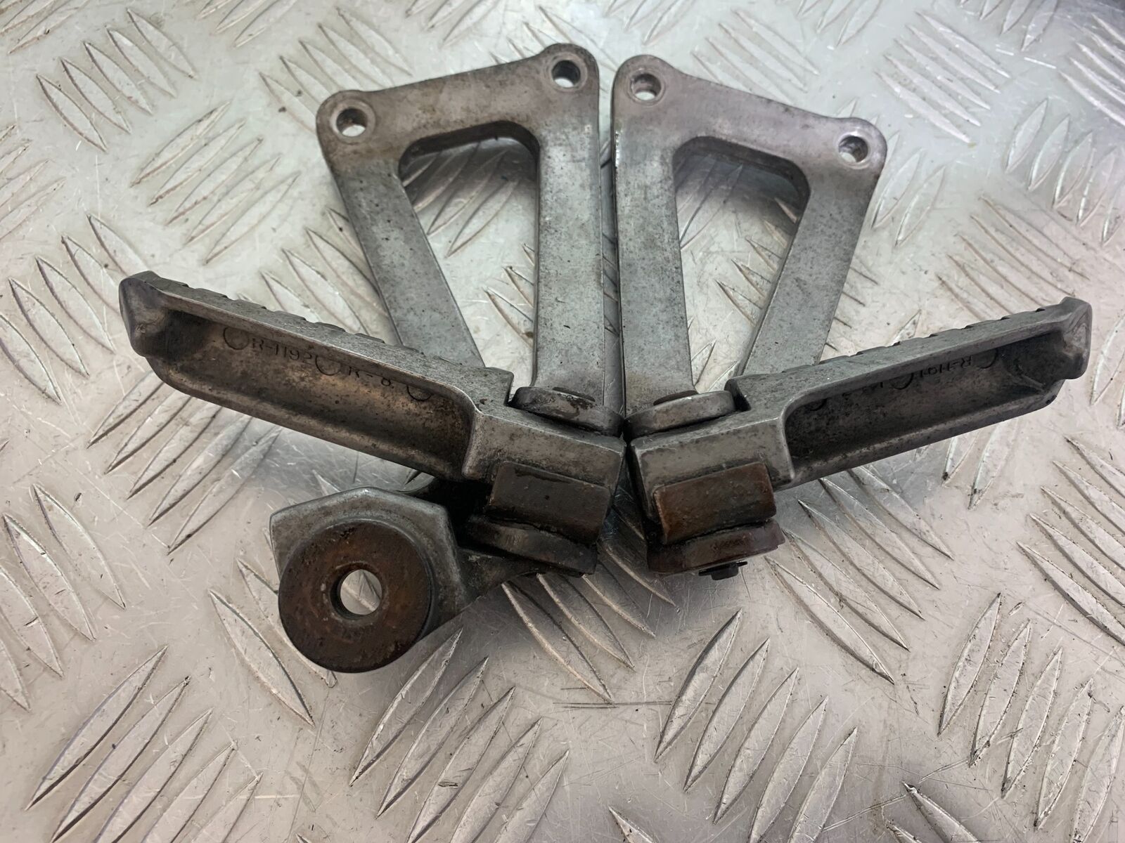 KAWASAKI Z750 ZR750 ZR-7S REAR HANGERS AND PEGS   YEAR 1999-05 (CMB1135)